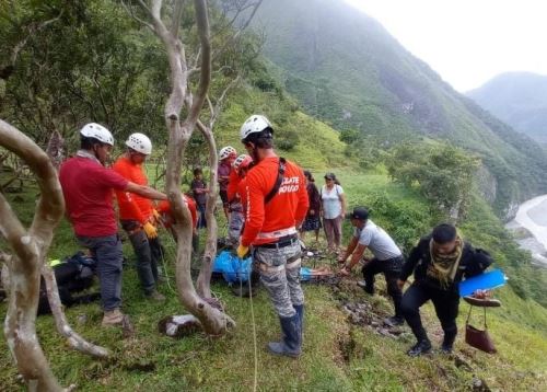Una joven turista de Lima murió tras caer de un abismo cuando paseaba por un mirador ubicado en el distrito de Pozuzo (Pasco) junto a sus amigos aprovechando el feriado del 8 de diciembre. Foto: cortesía Comité de Defensa y Desarrollo de Pozuzo
