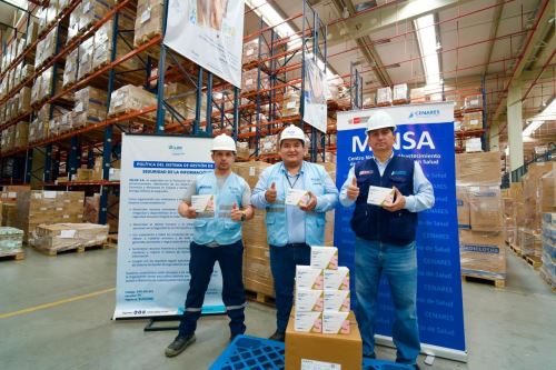 Cenares activó hoy un puente logístico de emergencia para trasladar el medicamento hasta el almacén central de EsSalud. Foto: Minsa