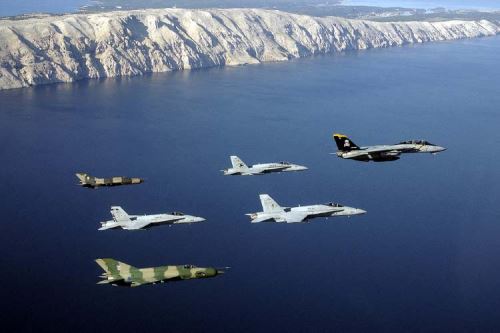 Cazas F-18 de Estados Unidos se internaron hoy durante 40 minutos en el espacio aéreo venezolano en el Caribe. Foto: EFE