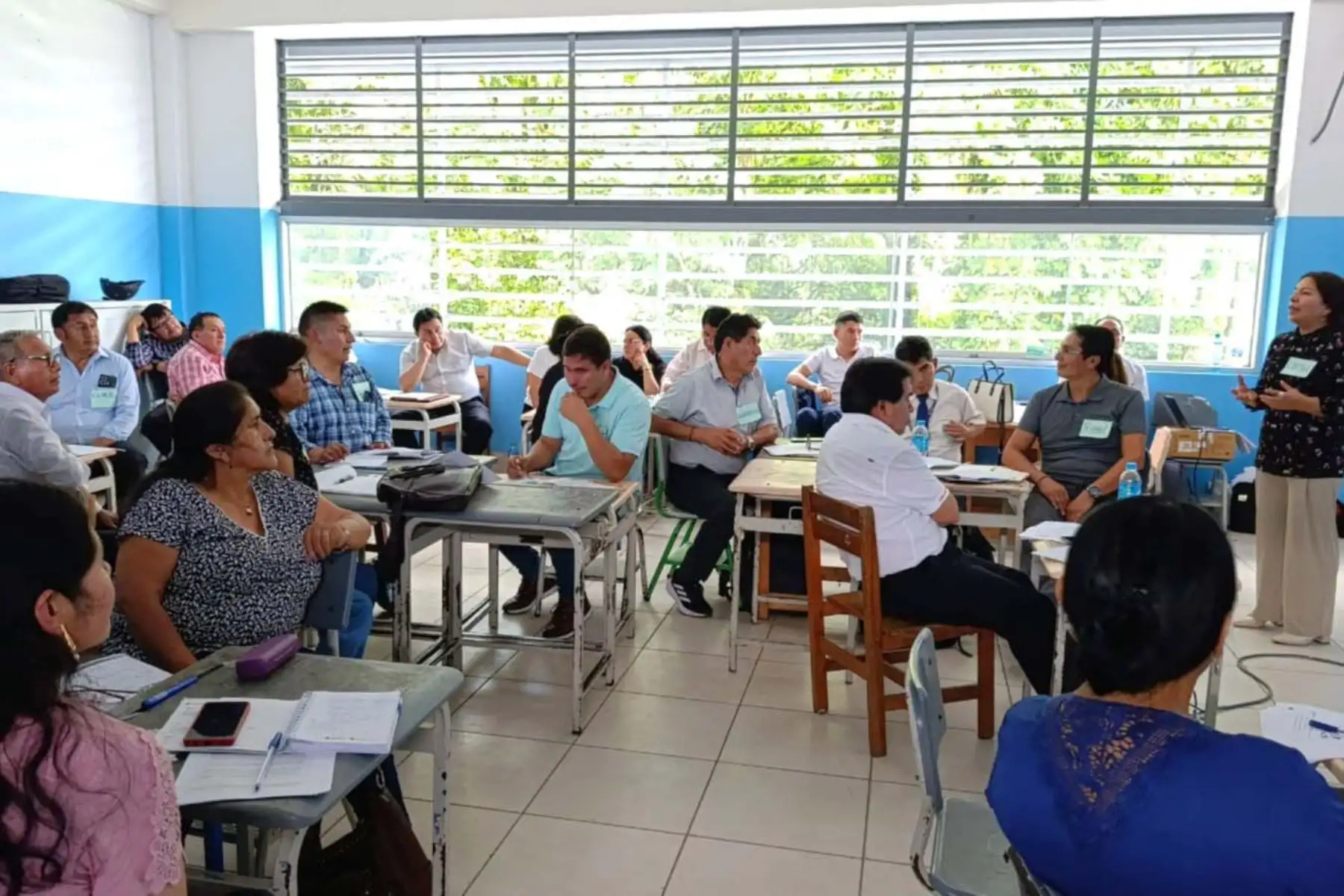 El Ministerio de Educación culminó la III Asistencia Técnica Articulada 2025, que reunió a más de 700 especialistas de DRE y UGEL para fortalecer el seguimiento de la evaluación formativa, evaluar el año escolar y planificar acciones para el 2026. Con un modelo descentralizado, las jornadas permitieron conocer los desafíos locales y compartir evidencias regionales. El ministro Jorge Figueroa destacó que este espacio impulsa mejoras sostenidas en la calidad del servicio educativo nacional. Foto: Difusión