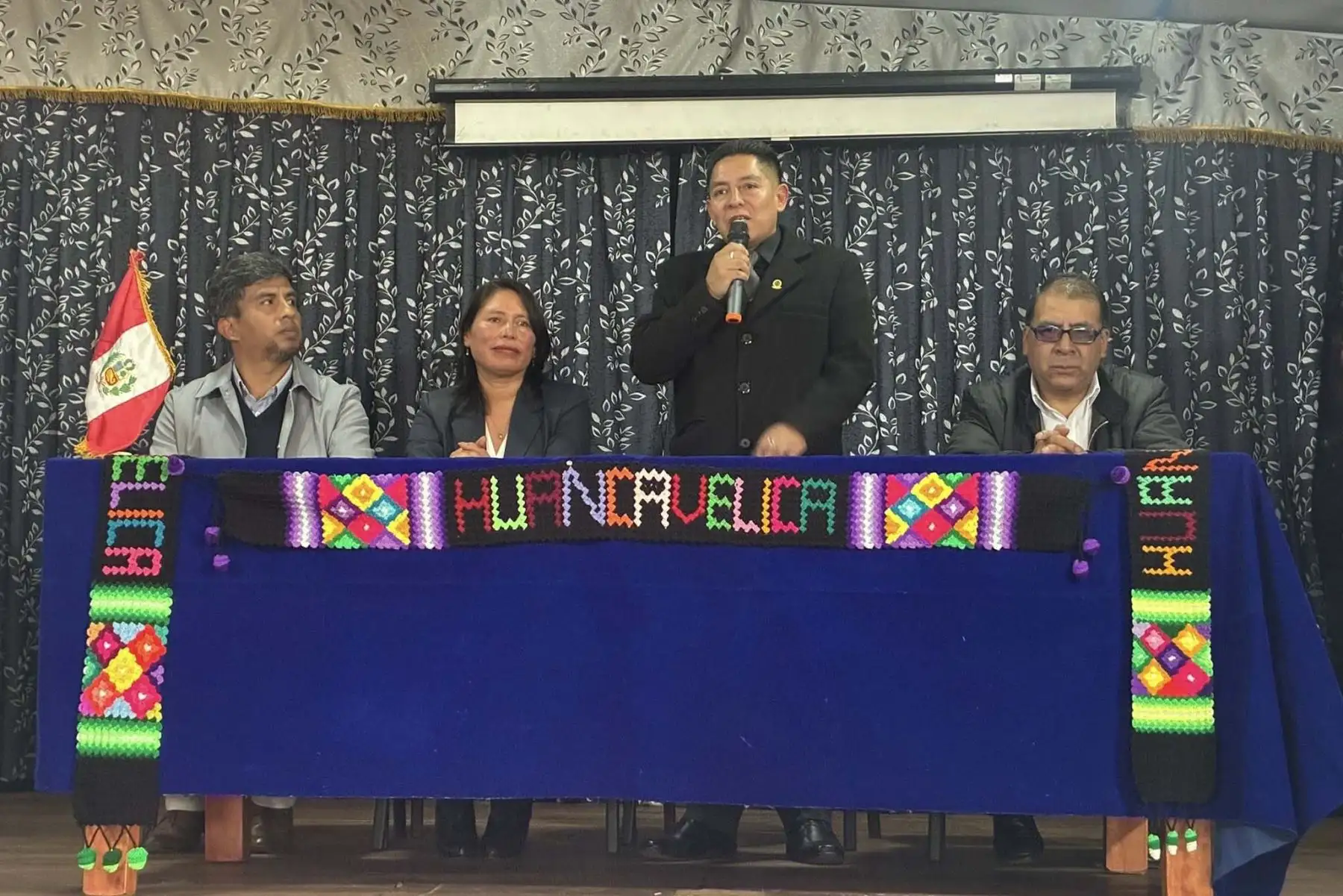 El Ministerio de Educación culminó la III Asistencia Técnica Articulada 2025, que reunió a más de 700 especialistas de DRE y UGEL para fortalecer el seguimiento de la evaluación formativa, evaluar el año escolar y planificar acciones para el 2026. Con un modelo descentralizado, las jornadas permitieron conocer los desafíos locales y compartir evidencias regionales. El ministro Jorge Figueroa destacó que este espacio impulsa mejoras sostenidas en la calidad del servicio educativo nacional. Foto: Difusión