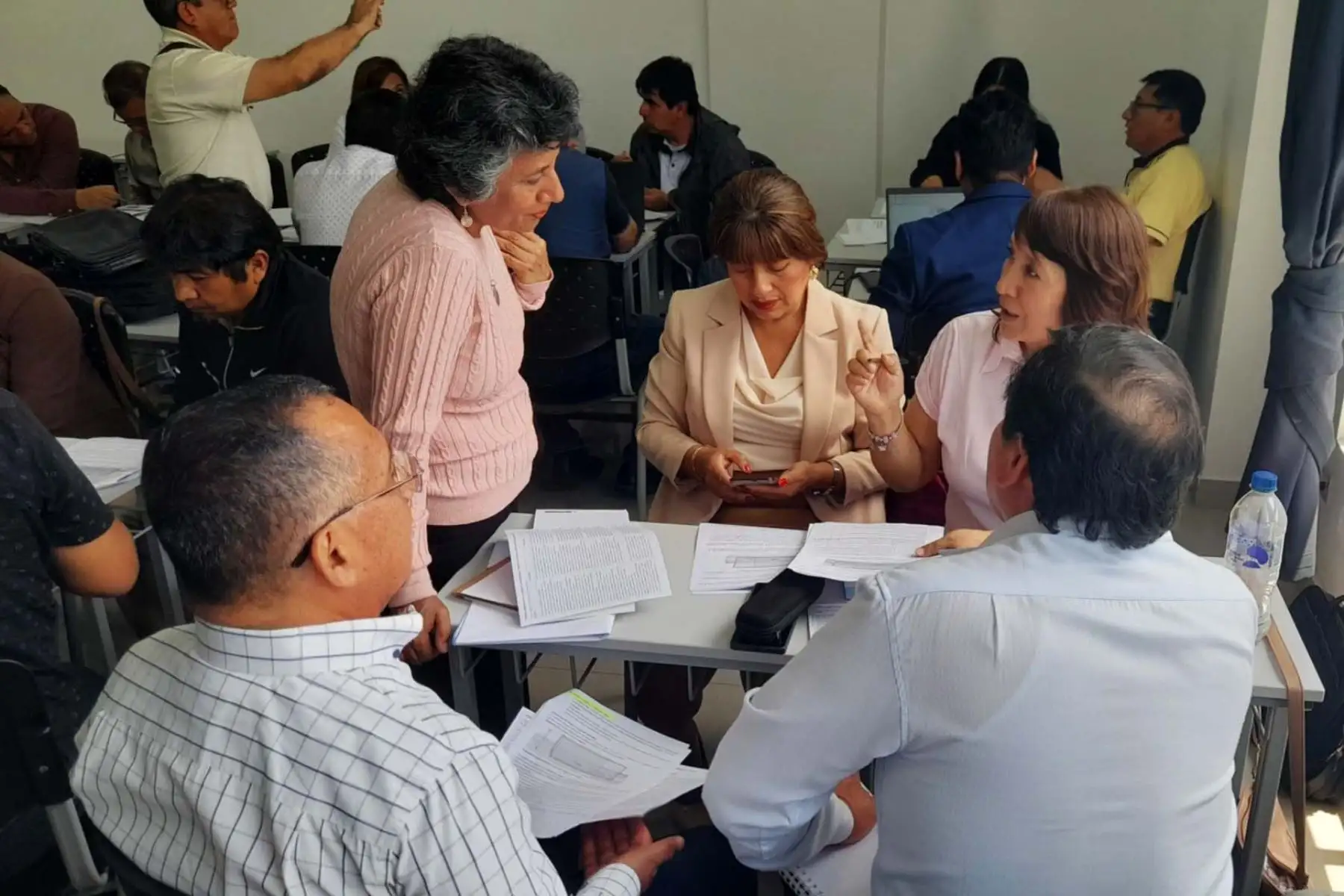 El Ministerio de Educación culminó la III Asistencia Técnica Articulada 2025, que reunió a más de 700 especialistas de DRE y UGEL para fortalecer el seguimiento de la evaluación formativa, evaluar el año escolar y planificar acciones para el 2026. Con un modelo descentralizado, las jornadas permitieron conocer los desafíos locales y compartir evidencias regionales. El ministro Jorge Figueroa destacó que este espacio impulsa mejoras sostenidas en la calidad del servicio educativo nacional. Foto: Difusión