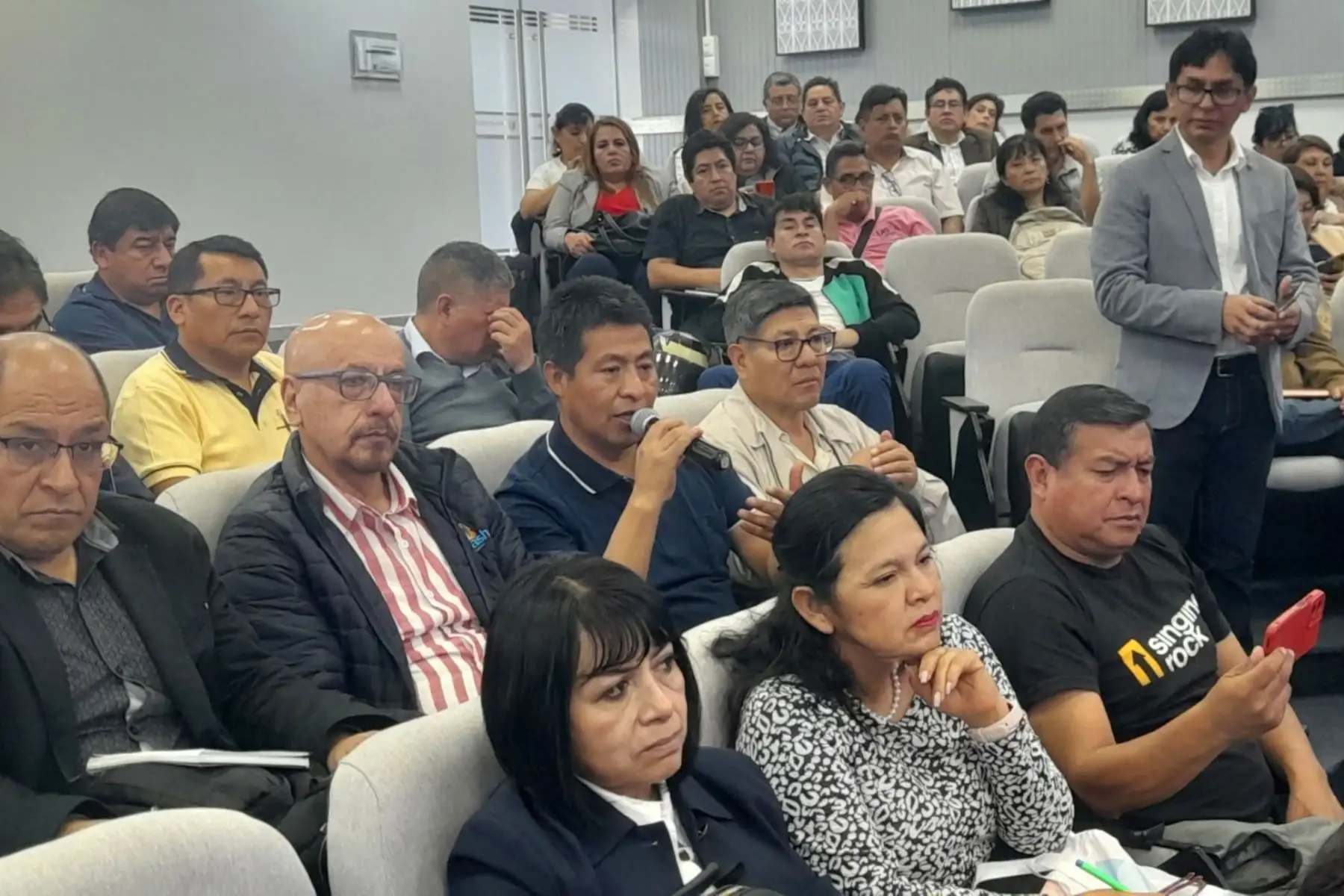 El Ministerio de Educación culminó la III Asistencia Técnica Articulada 2025, que reunió a más de 700 especialistas de DRE y UGEL para fortalecer el seguimiento de la evaluación formativa, evaluar el año escolar y planificar acciones para el 2026. Con un modelo descentralizado, las jornadas permitieron conocer los desafíos locales y compartir evidencias regionales. El ministro Jorge Figueroa destacó que este espacio impulsa mejoras sostenidas en la calidad del servicio educativo nacional. Foto: Difusión