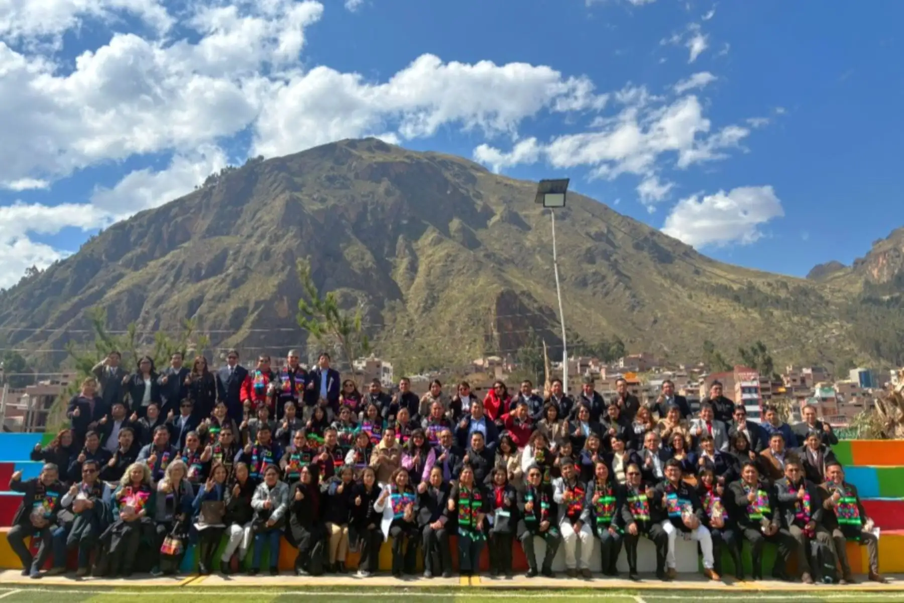 El Ministerio de Educación culminó la III Asistencia Técnica Articulada 2025, que reunió a más de 700 especialistas de DRE y UGEL para fortalecer el seguimiento de la evaluación formativa, evaluar el año escolar y planificar acciones para el 2026. Con un modelo descentralizado, las jornadas permitieron conocer los desafíos locales y compartir evidencias regionales. El ministro Jorge Figueroa destacó que este espacio impulsa mejoras sostenidas en la calidad del servicio educativo nacional. Foto: Difusión