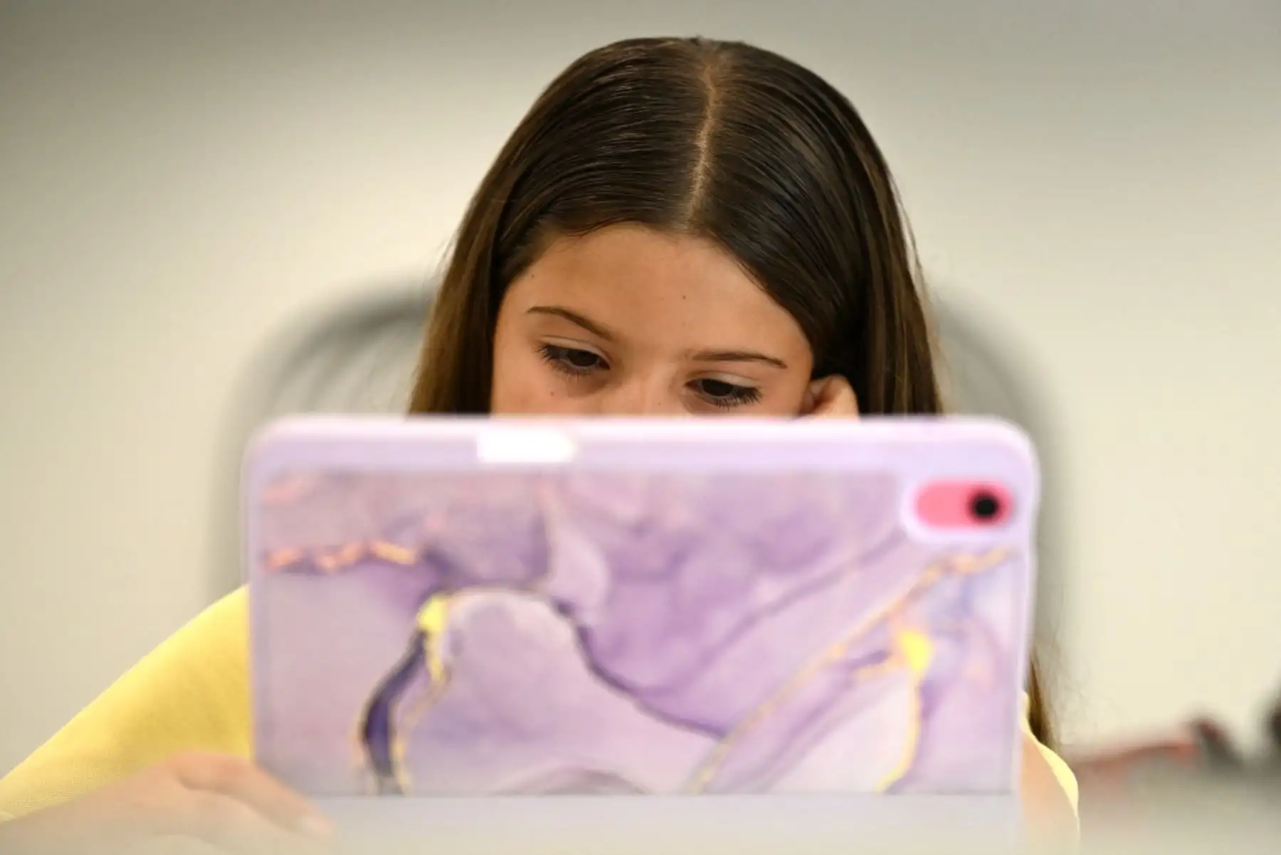 Australia puso en marcha una ley inédita que prohíbe el uso de redes sociales a menores de 16 años, obligando a plataformas como TikTok, Instagram y YouTube a eliminar sus cuentas o enfrentar multas millonarias. El gobierno sostiene que la medida busca proteger a los niños de algoritmos nocivos y riesgos como acoso, estafas y depredadores. Aunque criticada por las grandes tecnológicas, otros países observan de cerca esta decisión pionera. Foto: AFP