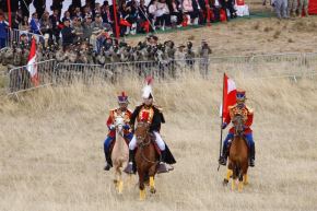 La escenificación de la batalla de Ayacucho estuvo a cargo de estudiantes de colegios públicos y privados de la región Ayacucho, así como personal del Ejército del Perú. Foto: Mincul