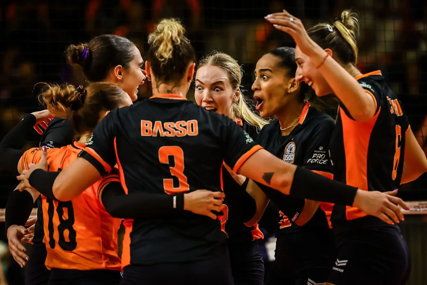 Alianza Lima debutó en el Mundial de Clubes de Vóley 2025 con una caída contundente frente al Osasco Voleibol Club de Brasil por 3-0, en un partido celebrado en Sao Paulo. A pesar del resultado, este torneo representa un hito histórico para Alianza Lima: es su primera participación en el Mundial de Clubes, tras conseguir el subcampeonato sudamericano y ganar su boleto al certamen. Foto: ANDINA/Volleyball World
