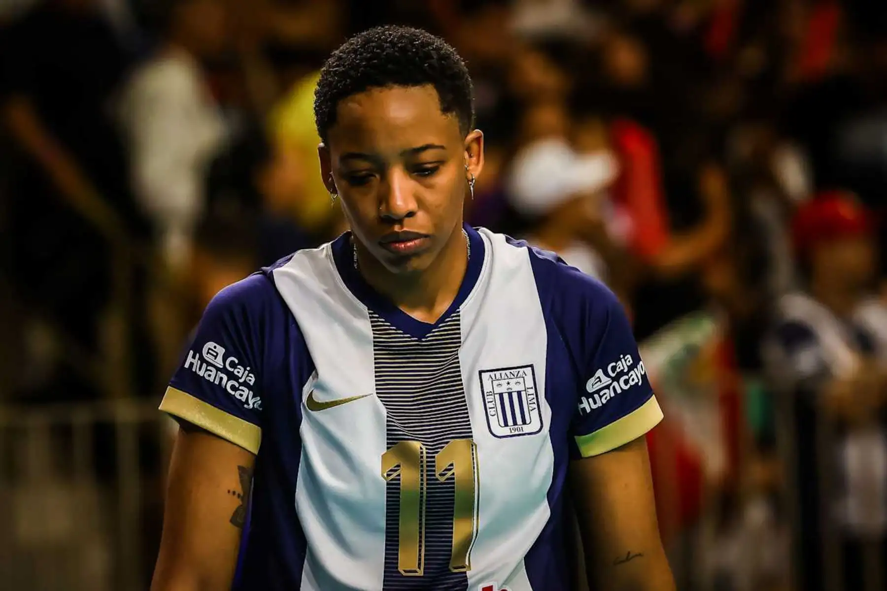 Alianza Lima debutó en el Mundial de Clubes de Vóley 2025 con una caída contundente frente al Osasco Voleibol Club de Brasil por 3-0, en un partido celebrado en Sao Paulo. A pesar del resultado, este torneo representa un hito histórico para Alianza Lima: es su primera participación en el Mundial de Clubes, tras conseguir el subcampeonato sudamericano y ganar su boleto al certamen. Foto: ANDINA/Volleyball World
