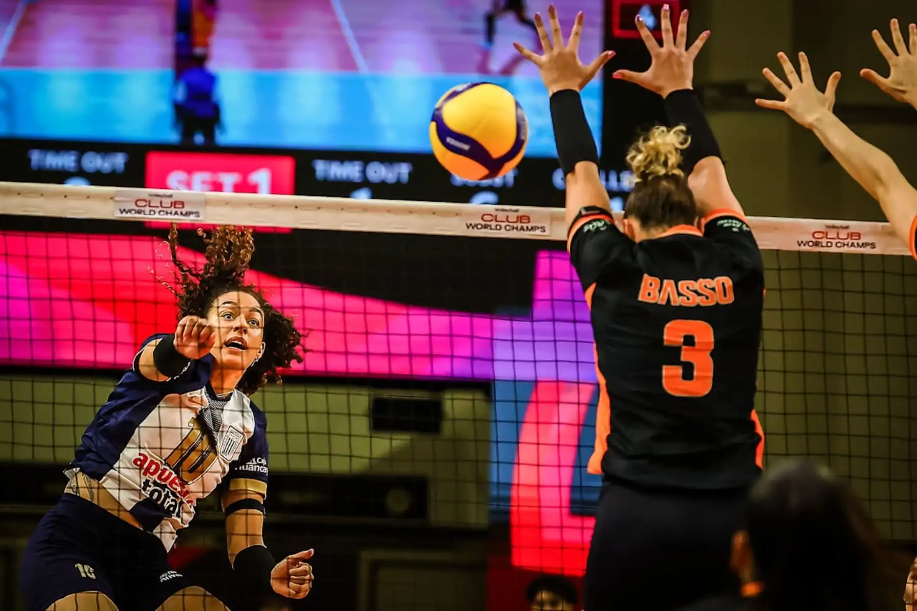 Alianza Lima debutó en el Mundial de Clubes de Vóley 2025 con una caída contundente frente al Osasco Voleibol Club de Brasil por 3-0, en un partido celebrado en Sao Paulo. A pesar del resultado, este torneo representa un hito histórico para Alianza Lima: es su primera participación en el Mundial de Clubes, tras conseguir el subcampeonato sudamericano y ganar su boleto al certamen. Foto: ANDINA/Volleyball World