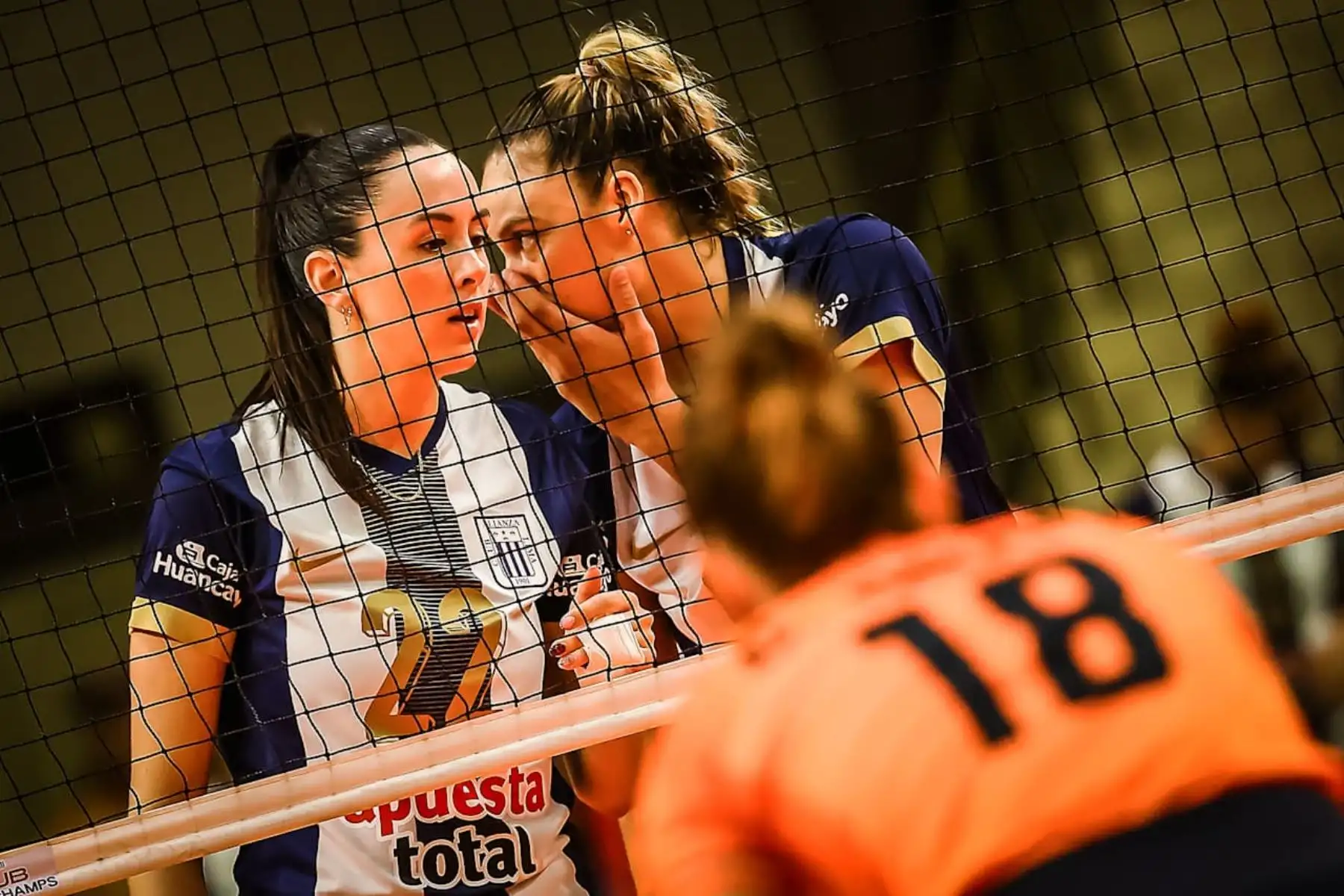Alianza Lima debutó en el Mundial de Clubes de Vóley 2025 con una caída contundente frente al Osasco Voleibol Club de Brasil por 3-0, en un partido celebrado en Sao Paulo. A pesar del resultado, este torneo representa un hito histórico para Alianza Lima: es su primera participación en el Mundial de Clubes, tras conseguir el subcampeonato sudamericano y ganar su boleto al certamen. Foto: ANDINA/Volleyball World