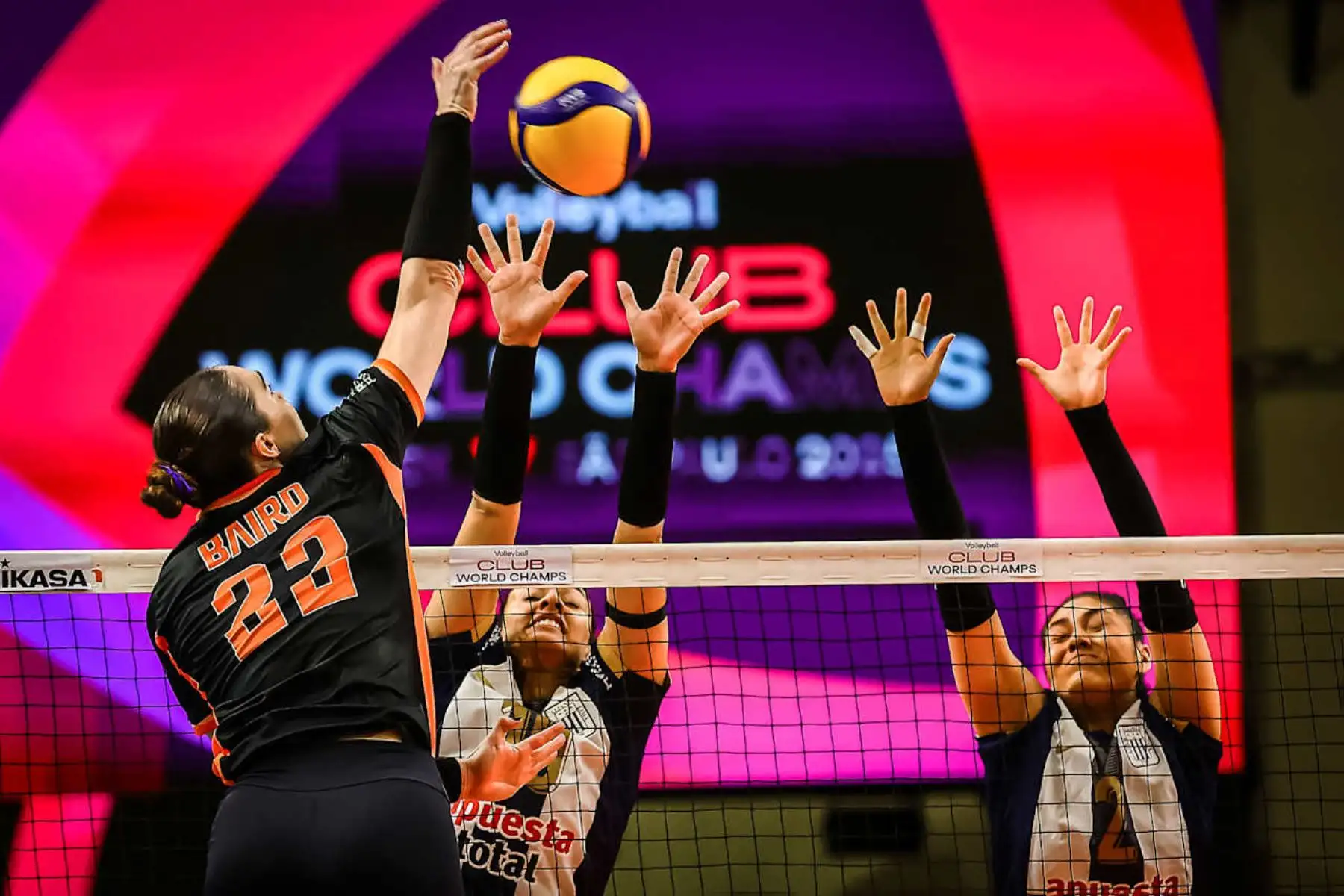 Alianza Lima debutó en el Mundial de Clubes de Vóley 2025 con una caída contundente frente al Osasco Voleibol Club de Brasil por 3-0, en un partido celebrado en Sao Paulo. A pesar del resultado, este torneo representa un hito histórico para Alianza Lima: es su primera participación en el Mundial de Clubes, tras conseguir el subcampeonato sudamericano y ganar su boleto al certamen. Foto: ANDINA/Volleyball World