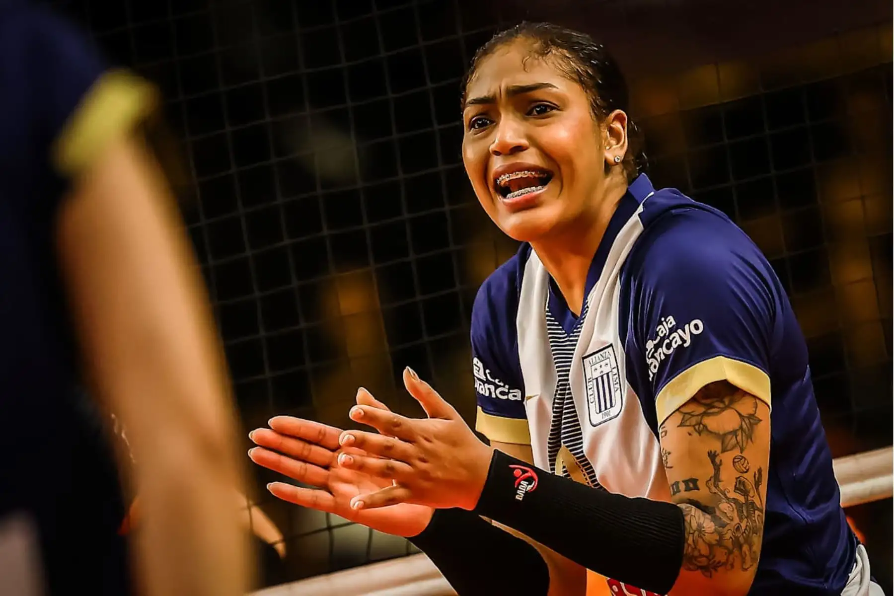 Alianza Lima debutó en el Mundial de Clubes de Vóley 2025 con una caída contundente frente al Osasco Voleibol Club de Brasil por 3-0, en un partido celebrado en Sao Paulo. A pesar del resultado, este torneo representa un hito histórico para Alianza Lima: es su primera participación en el Mundial de Clubes, tras conseguir el subcampeonato sudamericano y ganar su boleto al certamen. Foto: ANDINA/Volleyball World