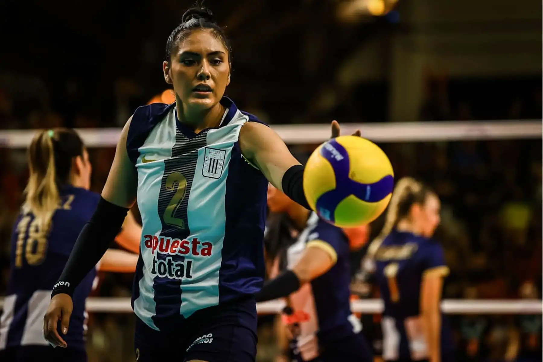 Alianza Lima debutó en el Mundial de Clubes de Vóley 2025 con una caída contundente frente al Osasco Voleibol Club de Brasil por 3-0, en un partido celebrado en Sao Paulo. A pesar del resultado, este torneo representa un hito histórico para Alianza Lima: es su primera participación en el Mundial de Clubes, tras conseguir el subcampeonato sudamericano y ganar su boleto al certamen. Foto: ANDINA/Volleyball World