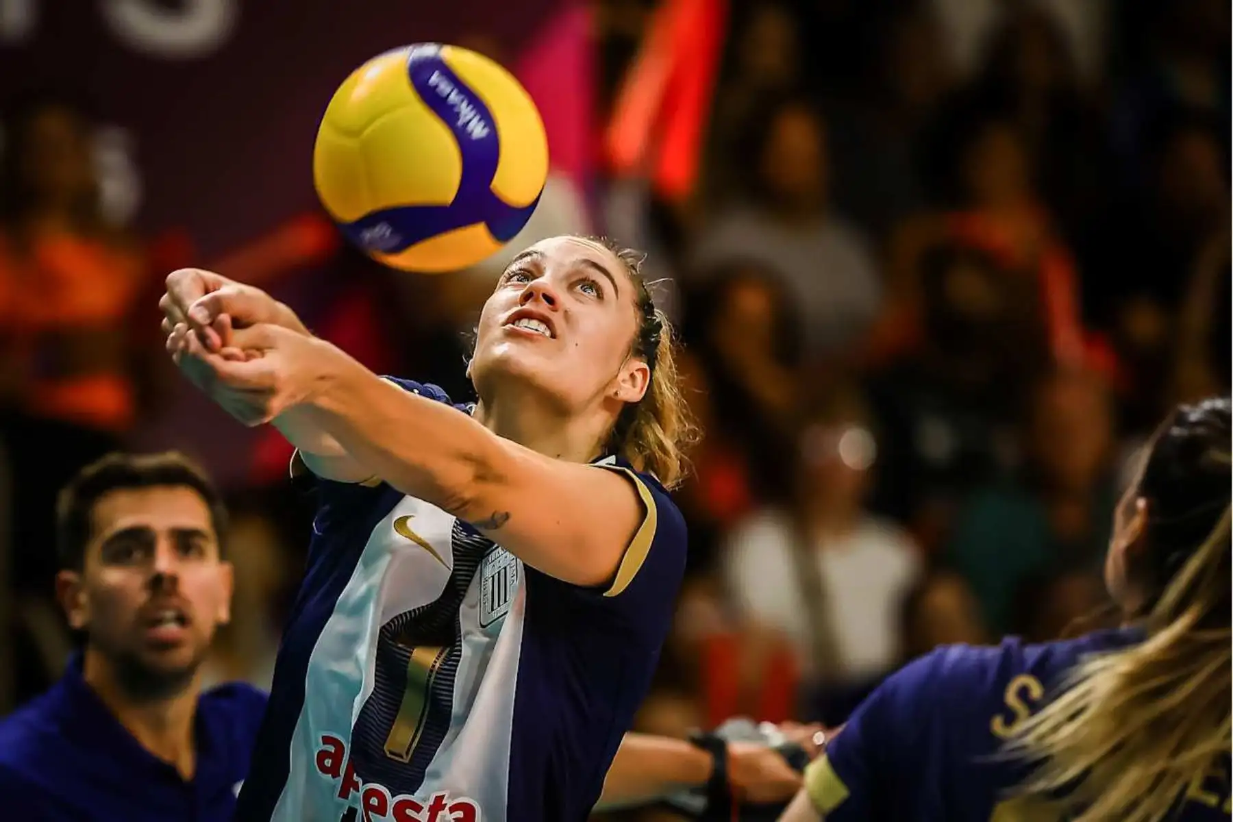 Alianza Lima debutó en el Mundial de Clubes de Vóley 2025 con una caída contundente frente al Osasco Voleibol Club de Brasil por 3-0, en un partido celebrado en Sao Paulo. A pesar del resultado, este torneo representa un hito histórico para Alianza Lima: es su primera participación en el Mundial de Clubes, tras conseguir el subcampeonato sudamericano y ganar su boleto al certamen. Foto: ANDINA/Volleyball World