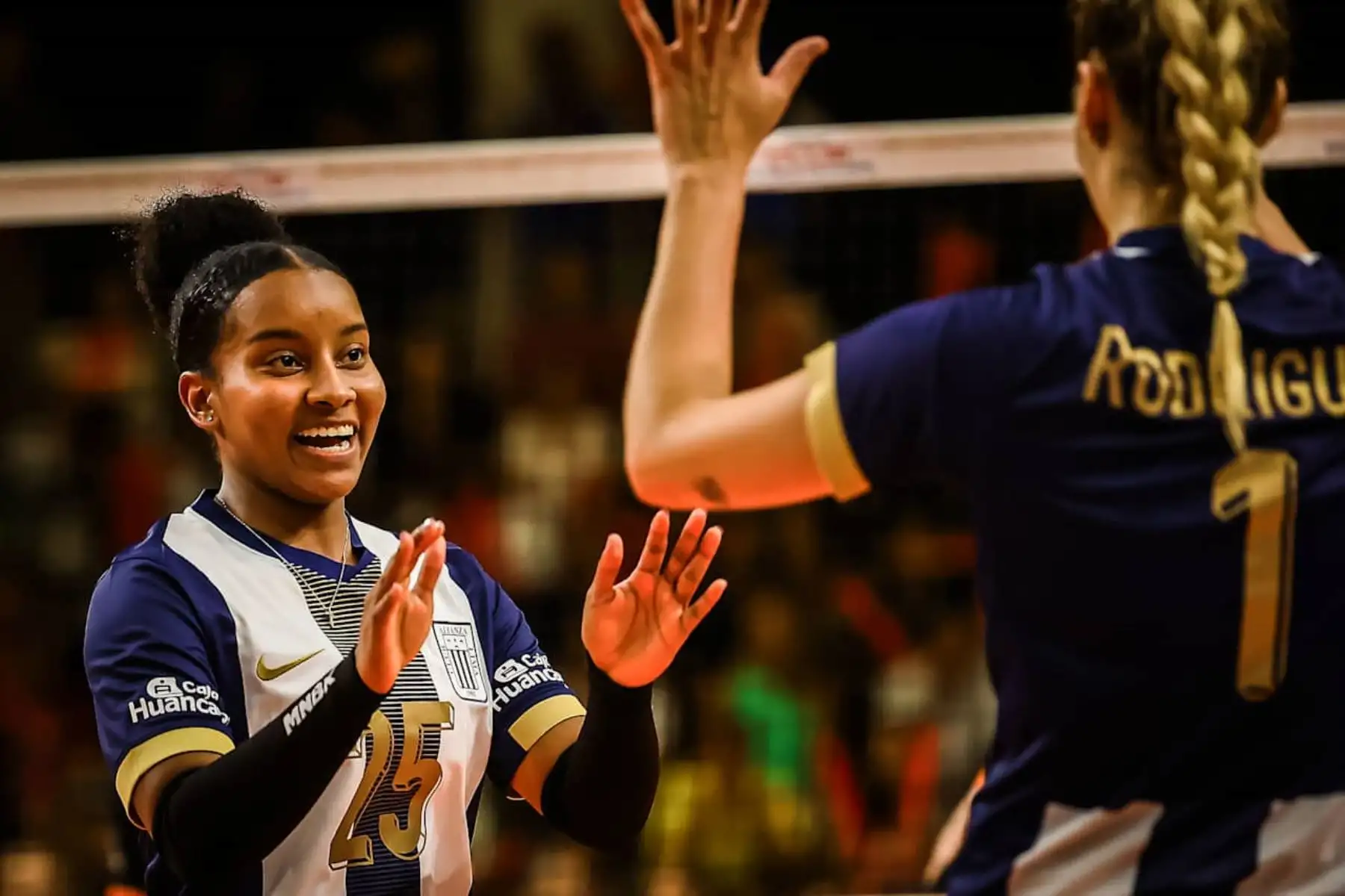 Alianza Lima debutó en el Mundial de Clubes de Vóley 2025 con una caída contundente frente al Osasco Voleibol Club de Brasil por 3-0, en un partido celebrado en Sao Paulo. A pesar del resultado, este torneo representa un hito histórico para Alianza Lima: es su primera participación en el Mundial de Clubes, tras conseguir el subcampeonato sudamericano y ganar su boleto al certamen. Foto: ANDINA/Volleyball World