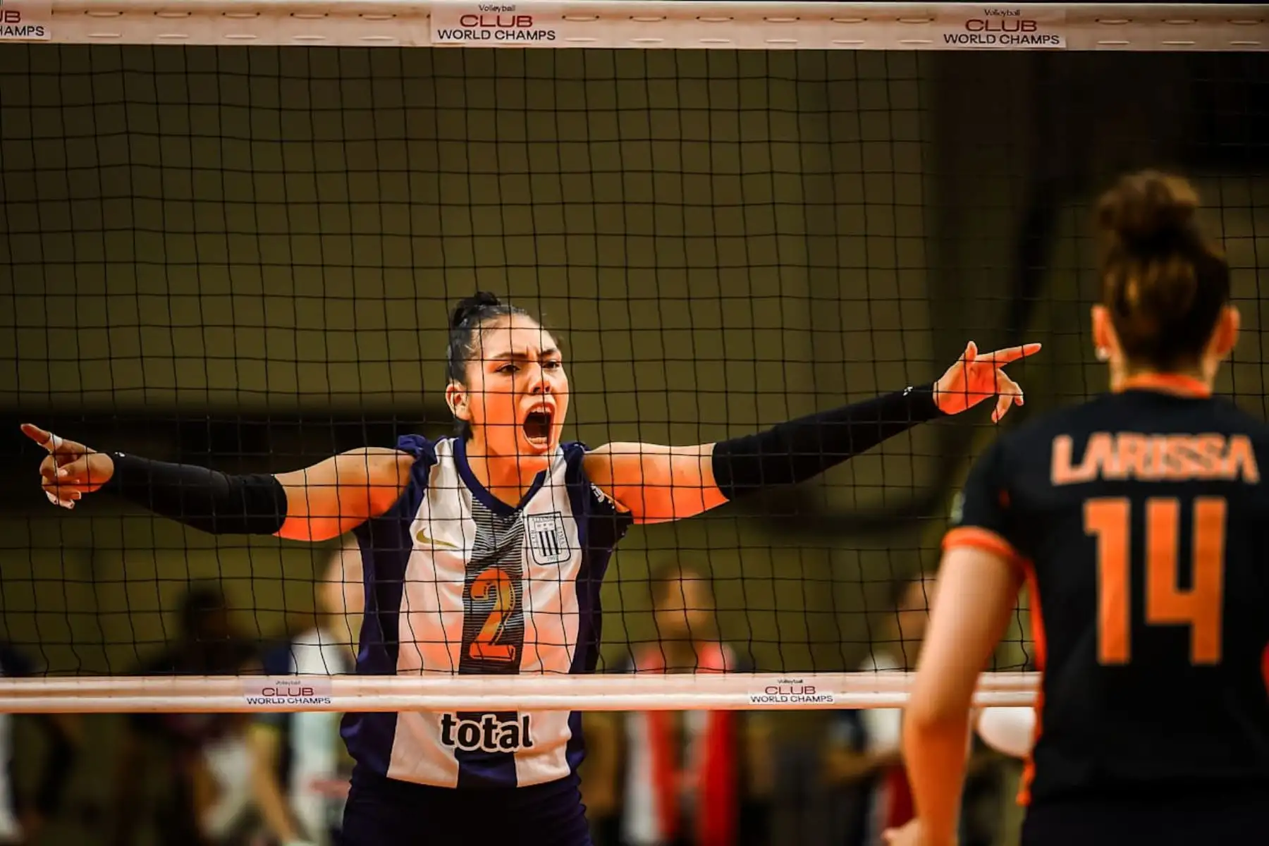 Alianza Lima debutó en el Mundial de Clubes de Vóley 2025 con una caída contundente frente al Osasco Voleibol Club de Brasil por 3-0, en un partido celebrado en Sao Paulo. A pesar del resultado, este torneo representa un hito histórico para Alianza Lima: es su primera participación en el Mundial de Clubes, tras conseguir el subcampeonato sudamericano y ganar su boleto al certamen. Foto: ANDINA/Volleyball World