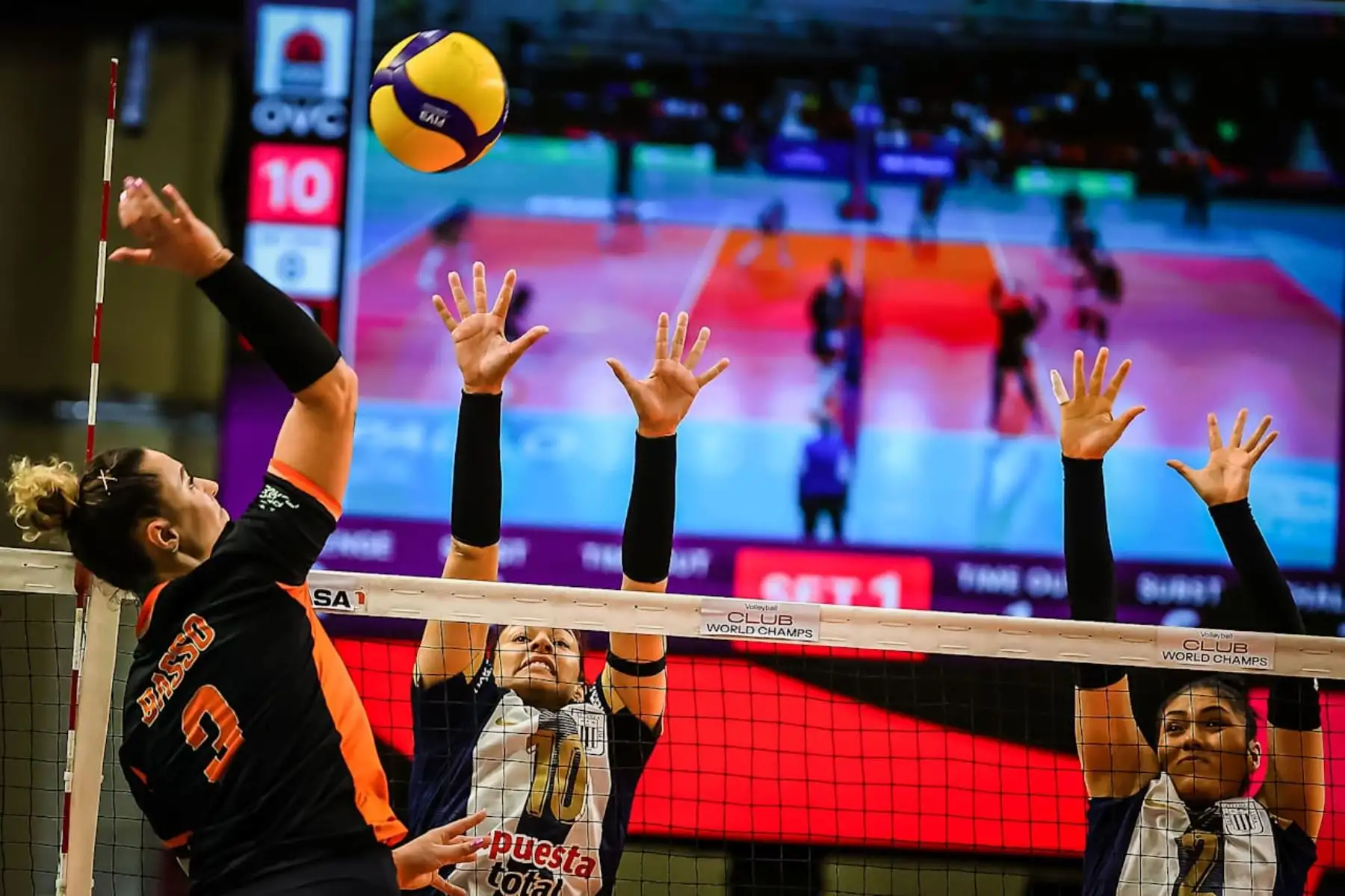 Alianza Lima debutó en el Mundial de Clubes de Vóley 2025 con una caída contundente frente al Osasco Voleibol Club de Brasil por 3-0, en un partido celebrado en Sao Paulo. A pesar del resultado, este torneo representa un hito histórico para Alianza Lima: es su primera participación en el Mundial de Clubes, tras conseguir el subcampeonato sudamericano y ganar su boleto al certamen. Foto: ANDINA/Volleyball World
