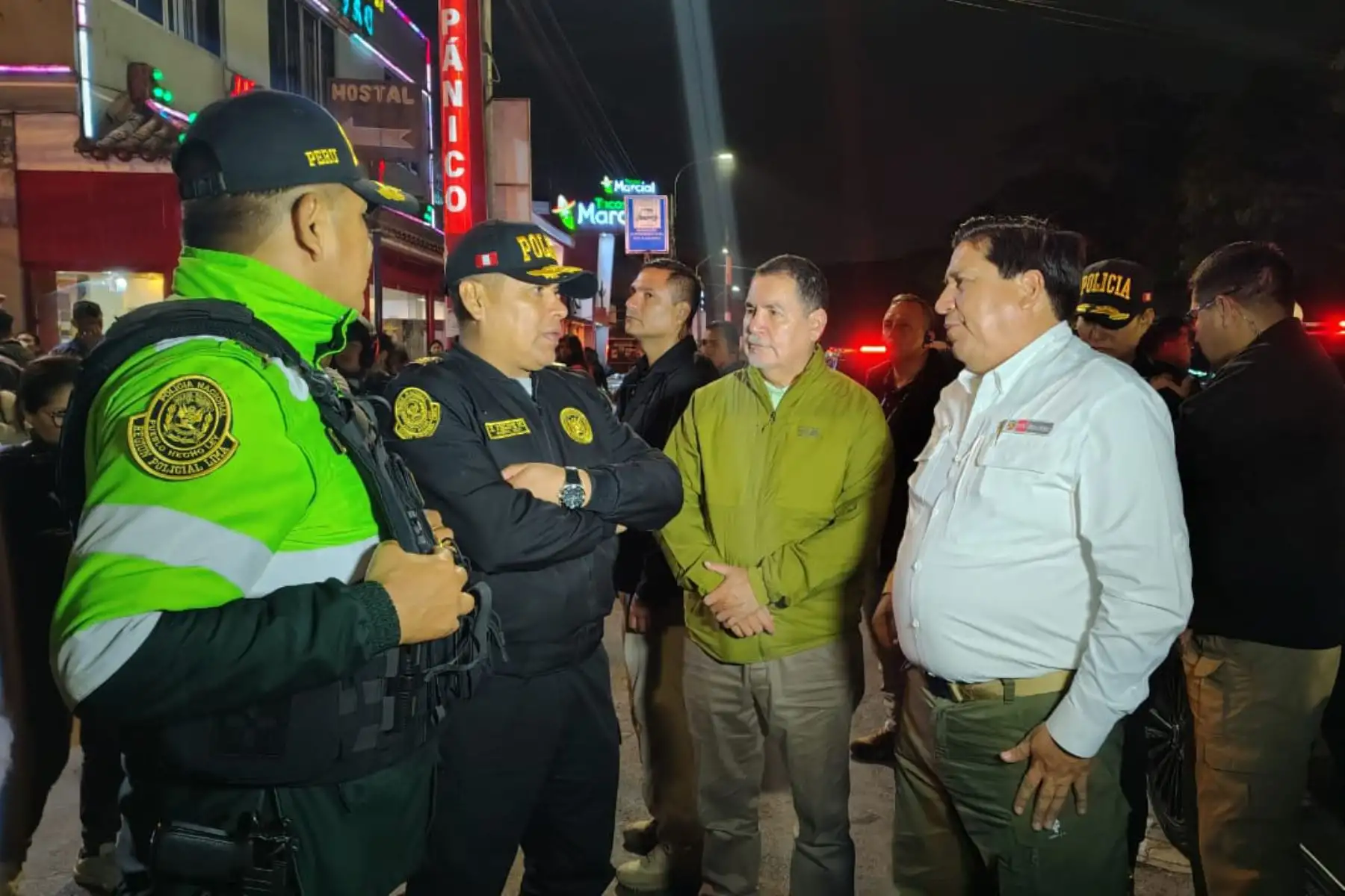 Ministro del Interior,  Vicente Tiburcio  junto al titular de Educación, supervisan operativo policial en San Juan de Lurigancho. Foto: ANDINA/Difusión