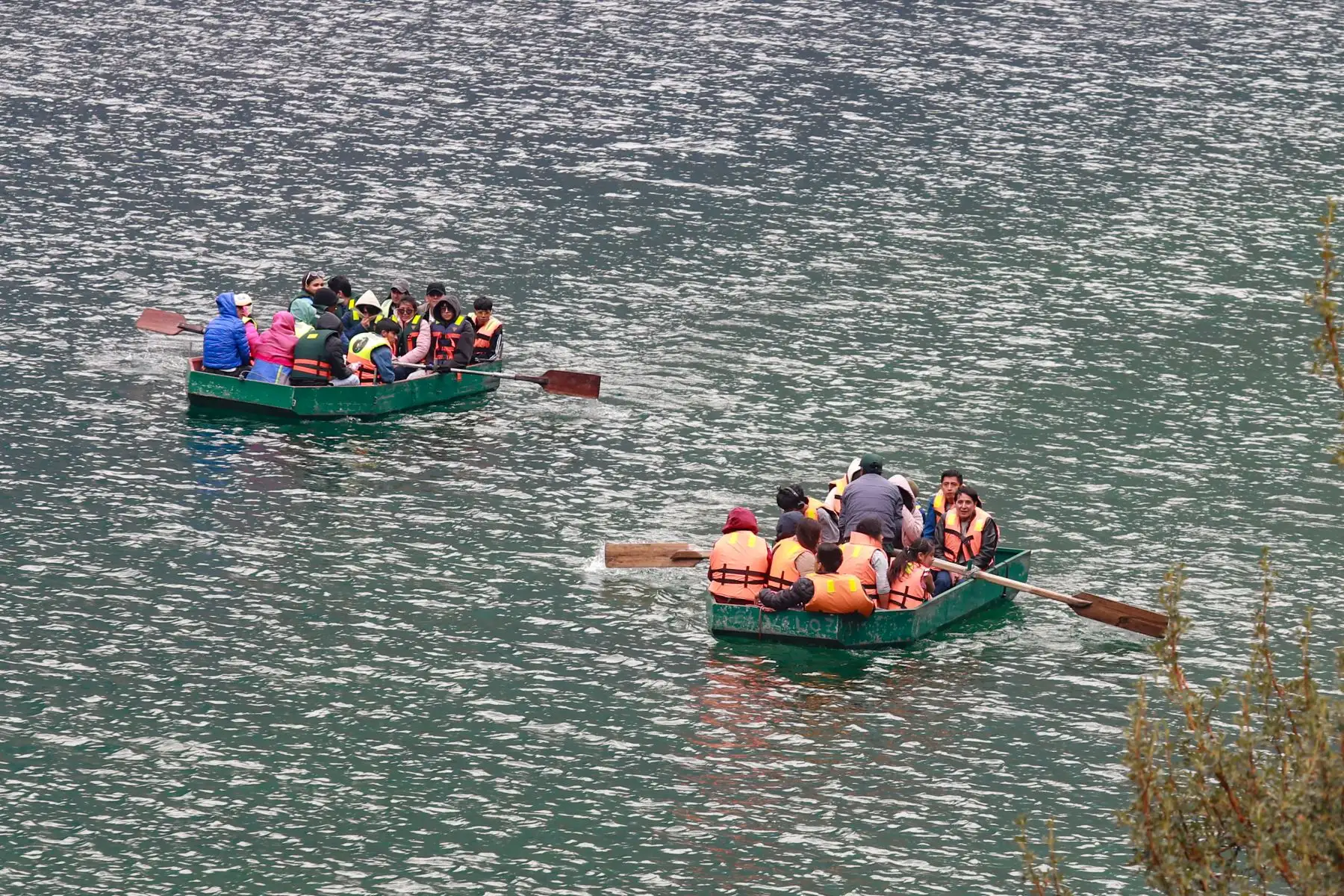 Además turismo de aventura que incluyen paseos en bote, kayak, paddle, pesca deportiva y tirolesa que brindan experiencias inmersivas que conectan a los visitantes con la vibrante cultura y la belleza natural de la región. Foto: ANDINA/Ricardo Cuba