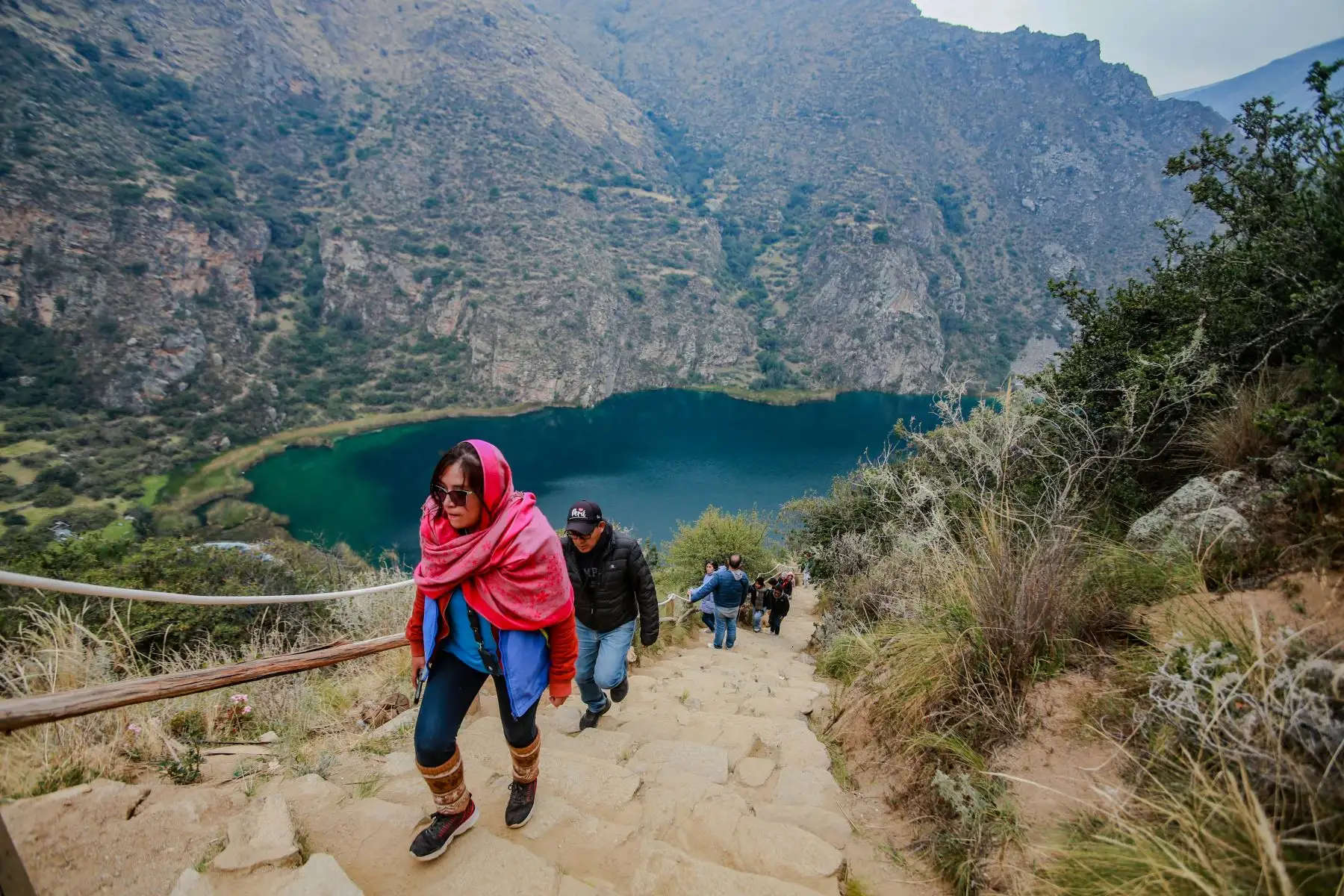 Al llegar allí hay que tomar los colectivos que llevan al distrito de Imperial y luego hacer trasbordo hacia la ciudad de Yauyos. Finalmente, hay que abordar el transporte que lleva a Huancaya.  Foto: ANDINA/Ricardo Cuba