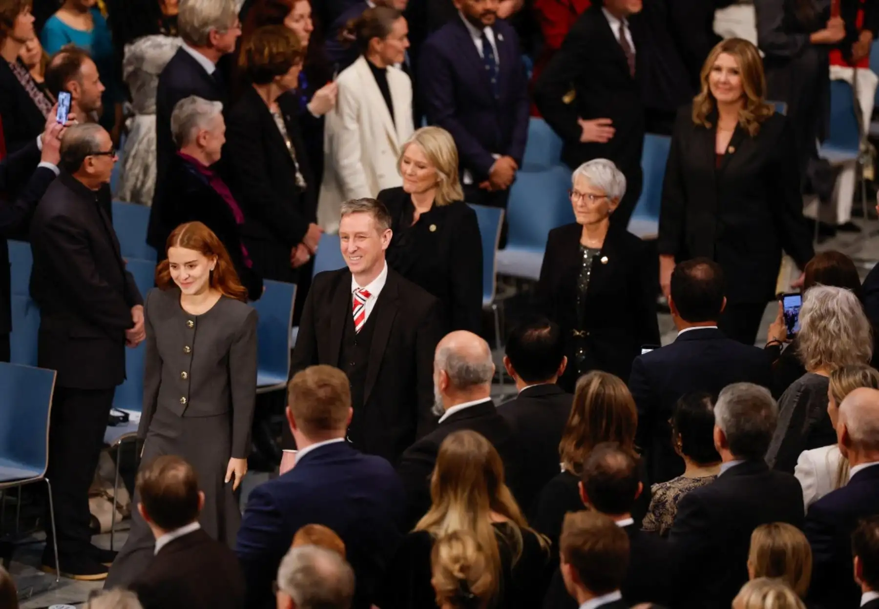Ana Corina Sosa  hija de la líder opositora venezolana María Corina Machado, y los miembros del Comité Noruego del Nobel llegan a la ceremonia del Premio Nobel de la Paz en el Ayuntamiento de Oslo. AFP