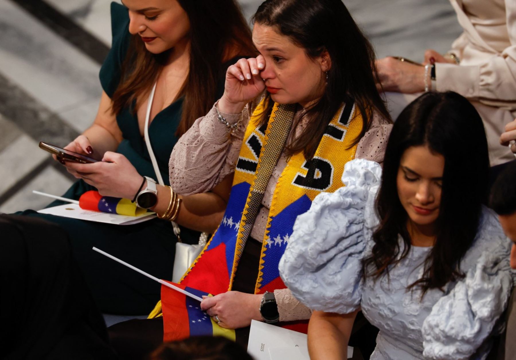 Invitados con banderas venezolanas y pañuelos venezolanos asisten a la ceremonia del Premio Nobel de la Paz 2025 en el Ayuntamiento de Oslo. AFP