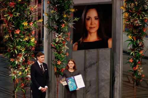 Hija de la venezolana María Corina Machado recibe en nombre de su madre el Premio Nobel de la Paz