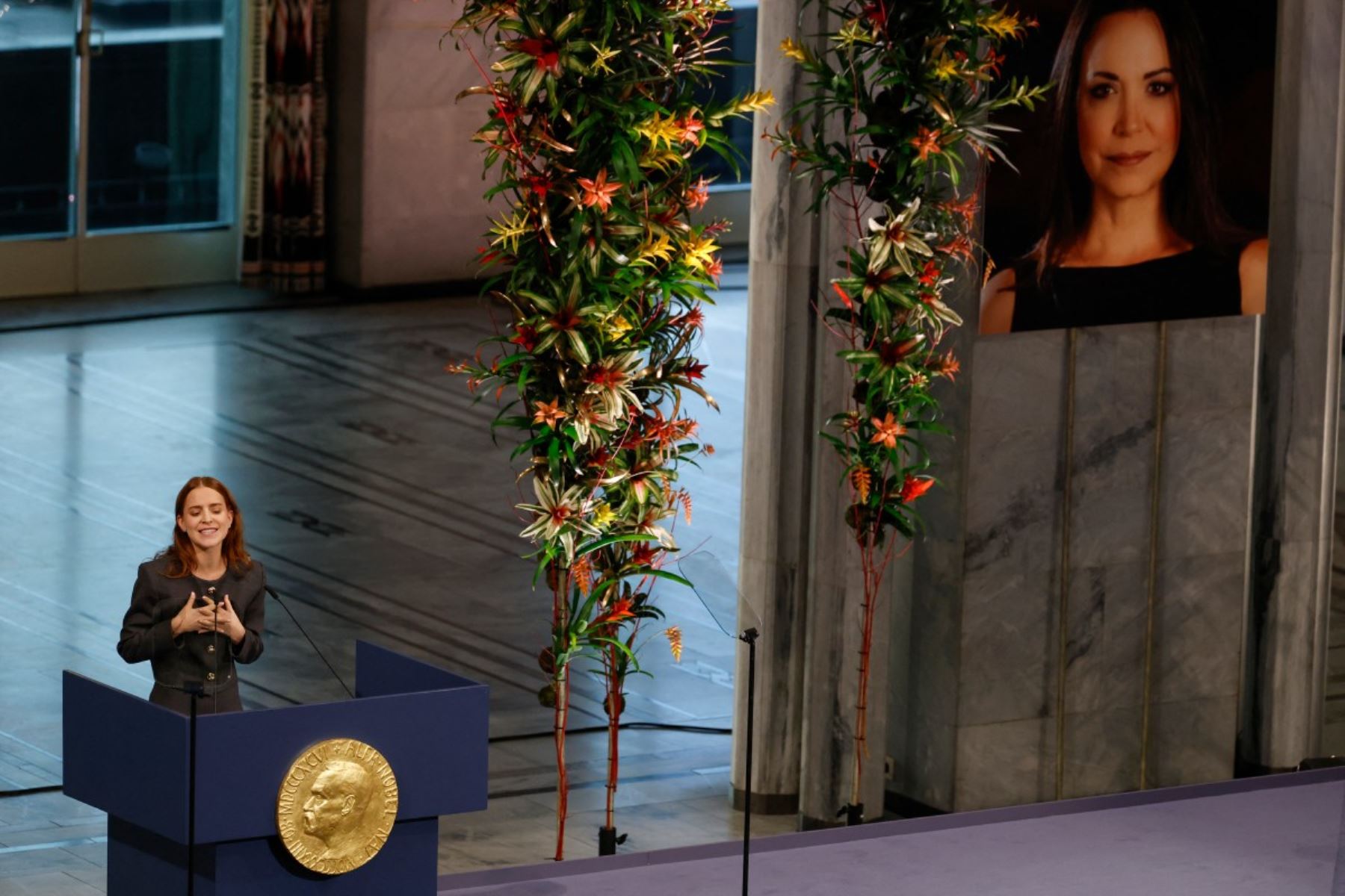 Ana Corina Sosa, hija de la líder opositora venezolana María Corina Machado, habla después de recibir el Premio Nobel de la Paz para su madre en la ceremonia del Premio Nobel de la Paz en el Ayuntamiento de Oslo. AFP