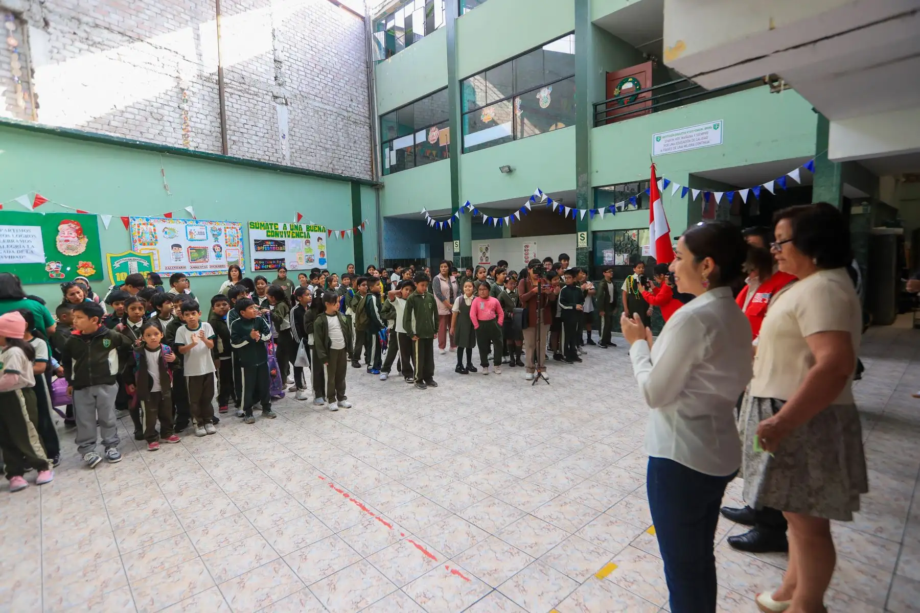 La ministra de Desarrollo e Inclusión Social, Leslie Shica,  llega al colegio I.E. N° 1019 Chavín (primaria) en Breña, para garantizar la correcta y segura prestación del Servicio Alimentario Escolar (SAE).
Foto: ANDINA/Ricardo Cuba
