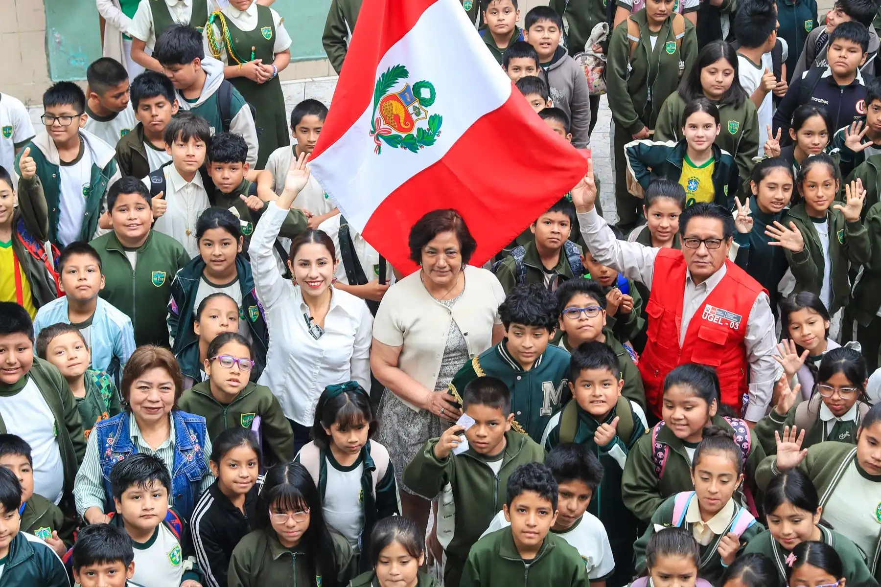 La ministra de Desarrollo e Inclusión Social, Leslie Shica,  llega al colegio I.E. N° 1019 Chavín (primaria) en Breña, para garantizar la correcta y segura prestación del Servicio Alimentario Escolar (SAE).
Foto: ANDINA/Ricardo Cuba