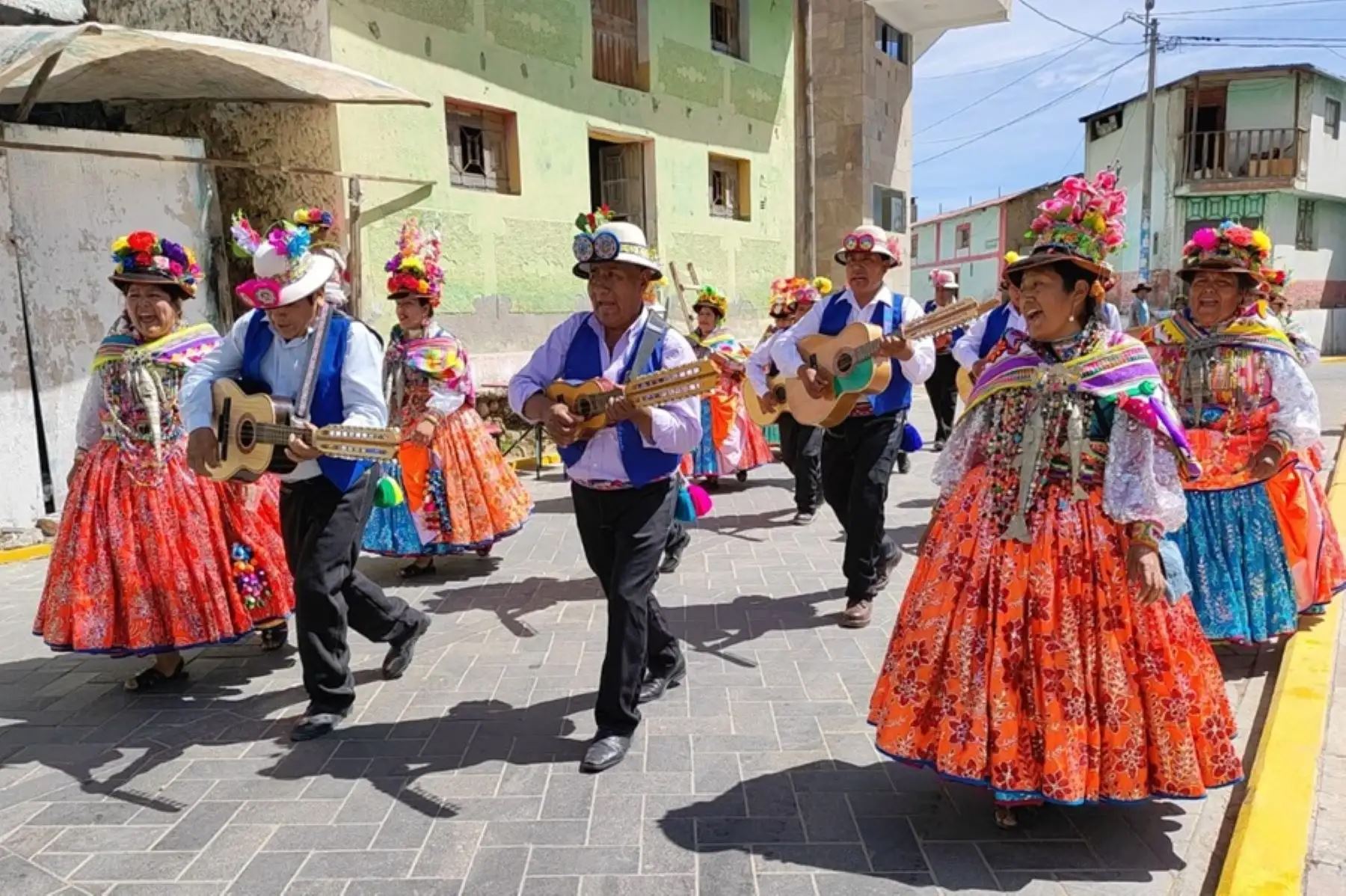 El Sarawja es mucho más que música y danza; es una práctica colectiva que celebra la vida, la tierra y la abundancia y que expresa, a través del canto, la música y el encuentro comunitario, valores de reciprocidad, solidaridad y un profundo vínculo con la naturaleza. Foto: ANDINA/Difusión