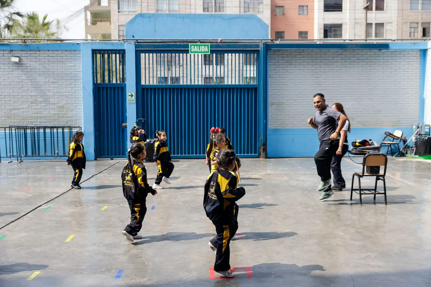 Su método combina rigor académico, orientación vocacional y soporte emocional: “acompañamos sicológicamente al estudiante, porque todo el día está dedicado al estudio, entonces debemos manejar el estrés, incluso darle las herramientas necesarias para afrontar problemas familiares”, aclara el docente. Foto: ANDINA/Luis Iparraguirre