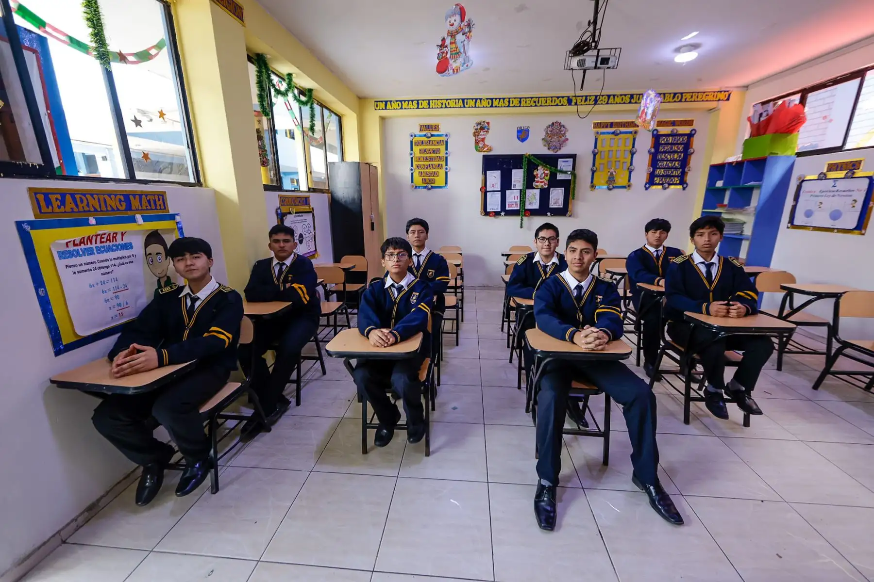Además, por si ese detalle no bastara, el colegio ya suma más de 100 ingresantes en edad escolar, entre ellos 36 a San Marcos —siete de ellos con primeros puestos en sus respectivas carreras— y 95 a la Universidad del Callao. Foto: ANDINA/Luis Iparraguirre