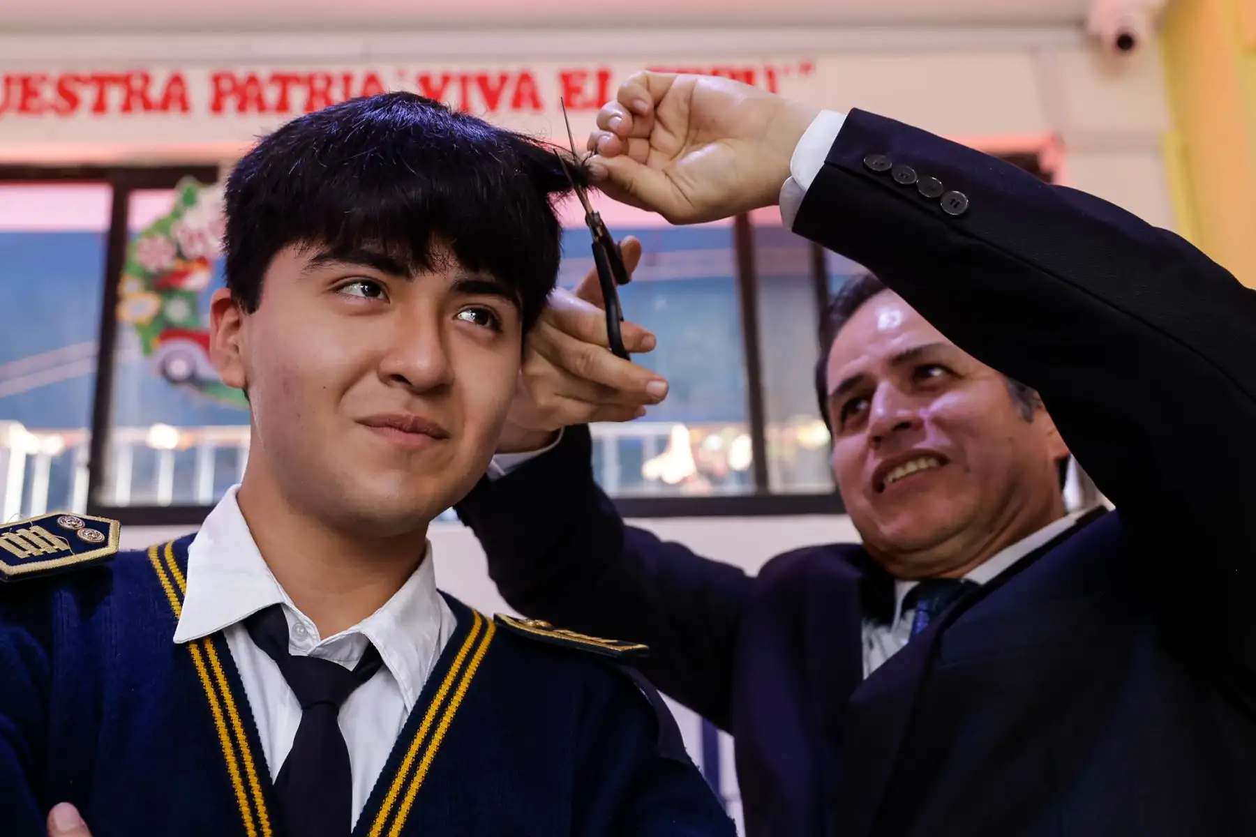 Frente a tamaño logro, los estudiantes pasan por el ritual característico de todo “cachimbo”: el corte de pelo. Entre risas nerviosas, cada alumno se entrega a las tijeras que empuñan sus orgullosos profesores. Foto: ANDINA/Luis Iparraguirre