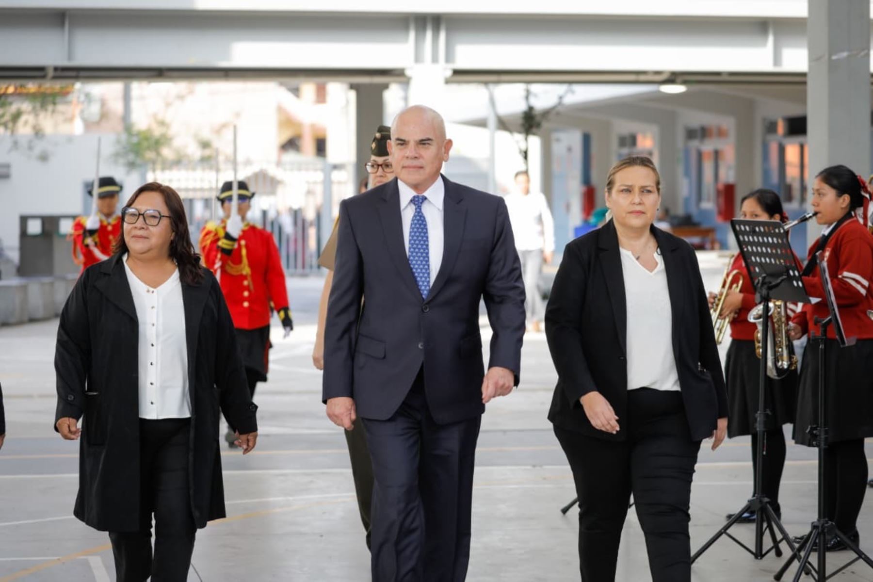 Peru: PM urges youth to develop values, honor national symbols