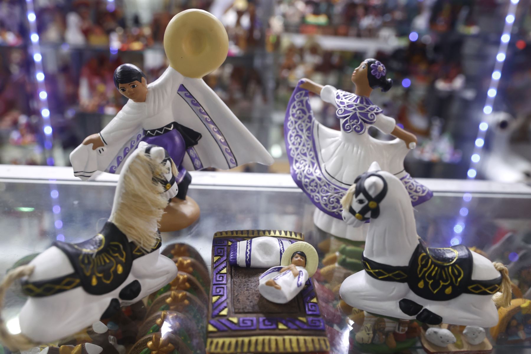 En el Gran Mercado Inca, ubicado en la avenida La Marina 884, en Pueblo Libre, se concentra una de las ferias más grandes de nacimientos del país, donde se exhiben más de 400 modelos artesanales. 
Foto: ANDINA/Vidal Tarqui