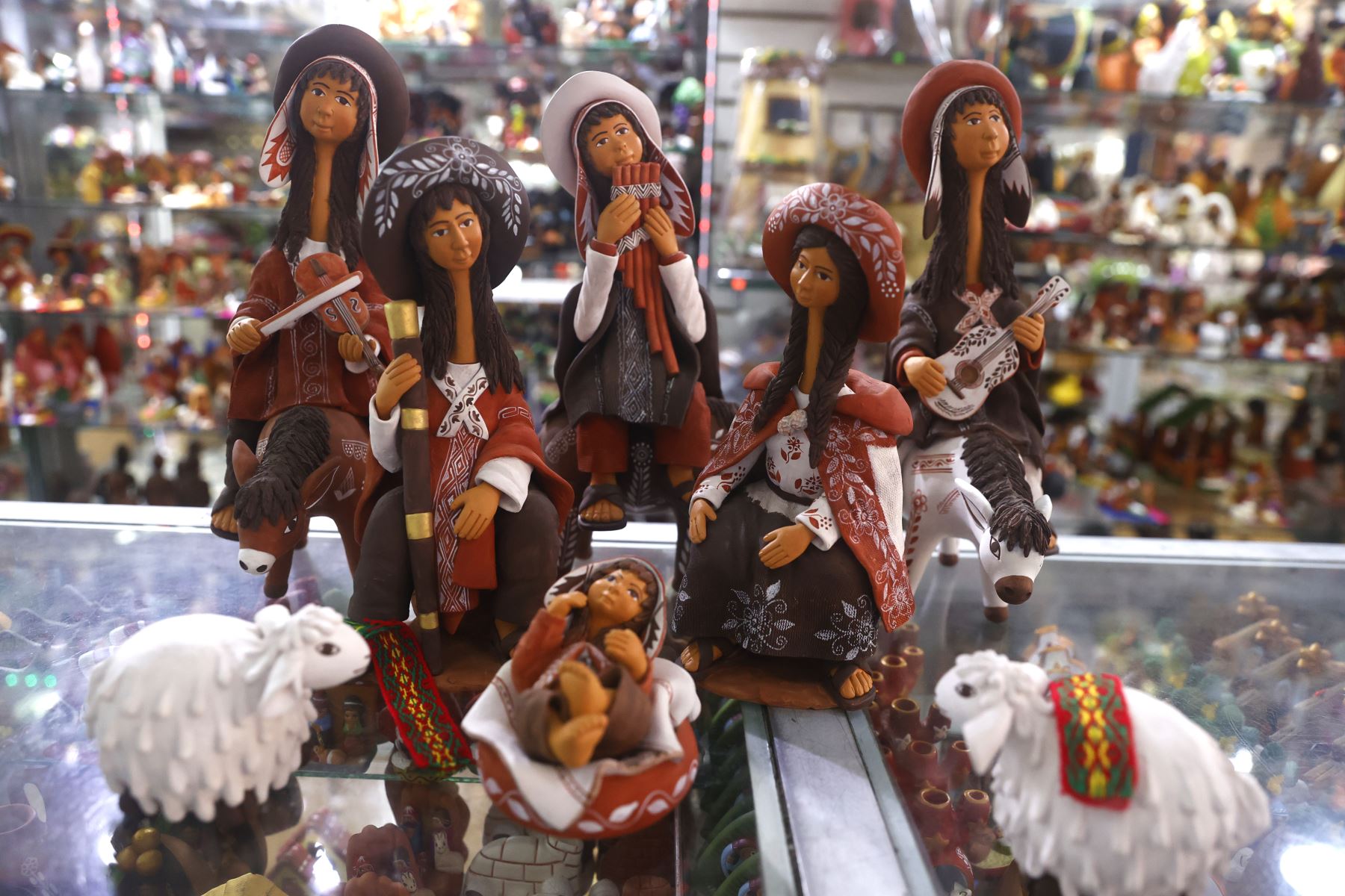 Se ofertan los nacimientos Mendívil, típicos del Cusco, de característico cuello alargado y delicados acabados. 
Foto: ANDINA/Vidal Tarqui