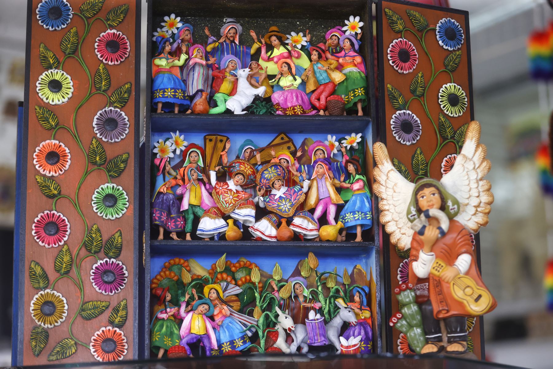 Algunos se trabajan a molde y otros totalmente a pulso, lo que influye en el costo final. También se ofrecen retablos que incorporan costumbres locales, como sombreros típicos y danzantes.

Foto: ANDINA/Vidal Tarqui