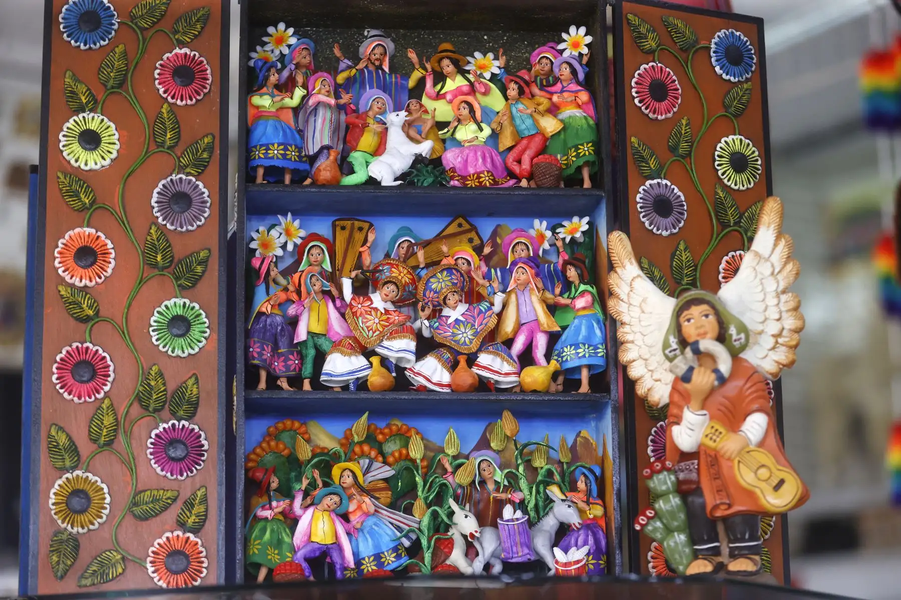 Algunos se trabajan a molde y otros totalmente a pulso, lo que influye en el costo final. También se ofrecen retablos que incorporan costumbres locales, como sombreros típicos y danzantes.

Foto: ANDINA/Vidal Tarqui