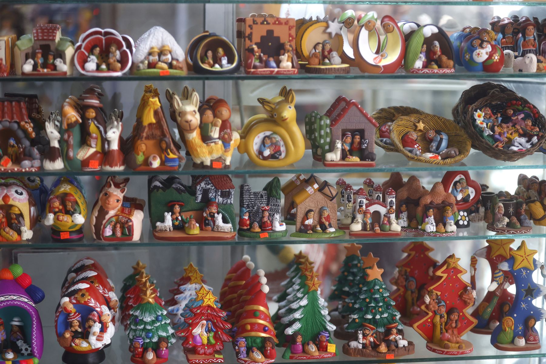 La oferta de nacimientos abarca estilos que representan a la costa, sierra y selva, cada uno con identidad propia y técnicas tradicionales.
Foto: ANDINA/Vidal Tarqui