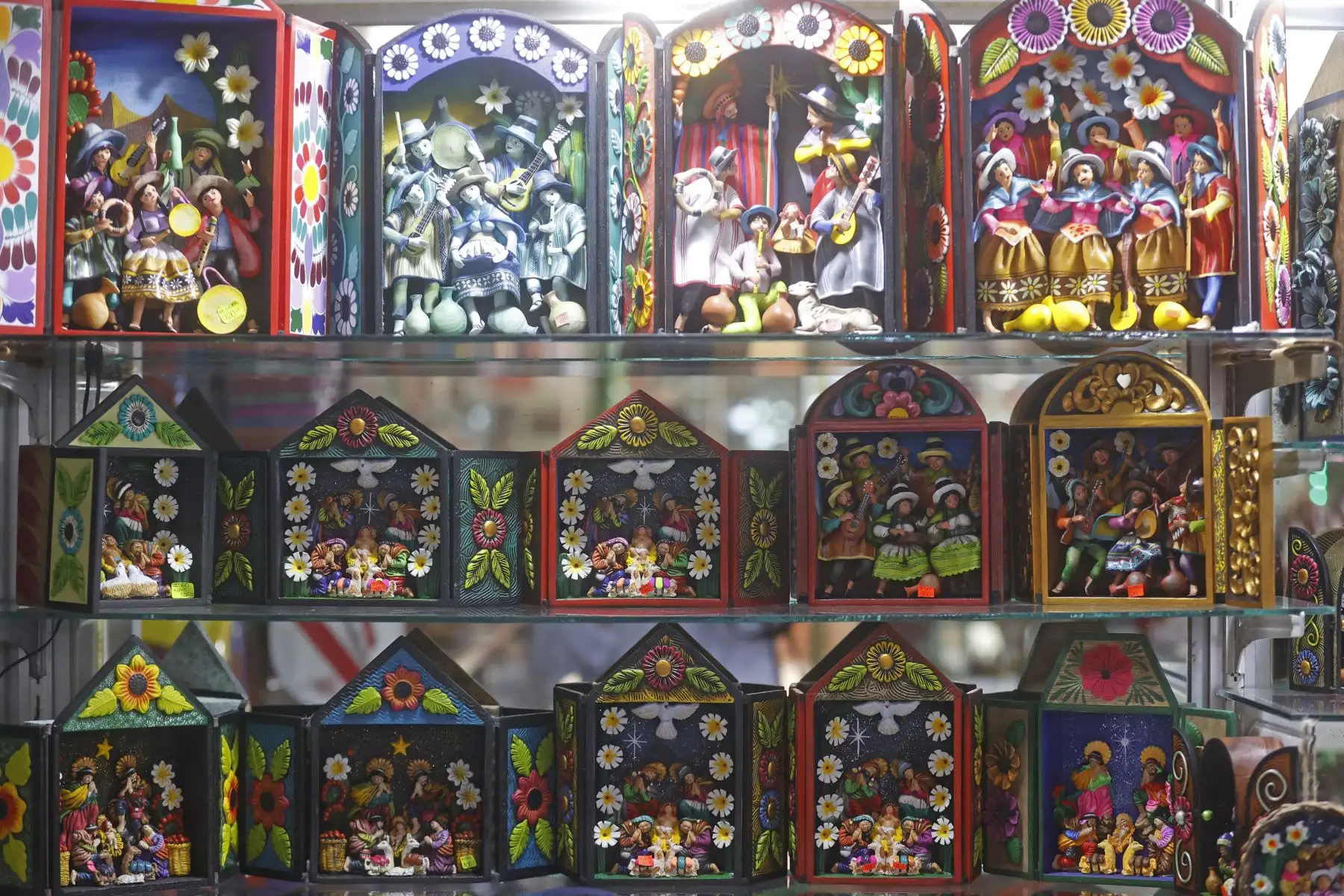 Entre las piezas más demandadas también figuran los retablos ayacuchanos, elaborados en diversos colores, tonalidades y tamaños.
Foto: ANDINA/Vidal Tarqui