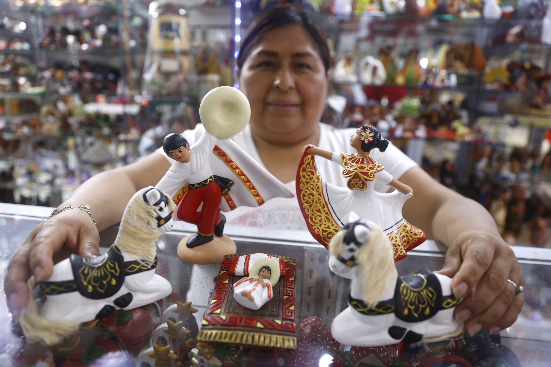 Uno de los más solicitados por el público juvenil es el Nacimiento Emojin, que fusiona elementos tecnológicos con la tradición navideña. 
Foto: ANDINA/Vidal Tarqui