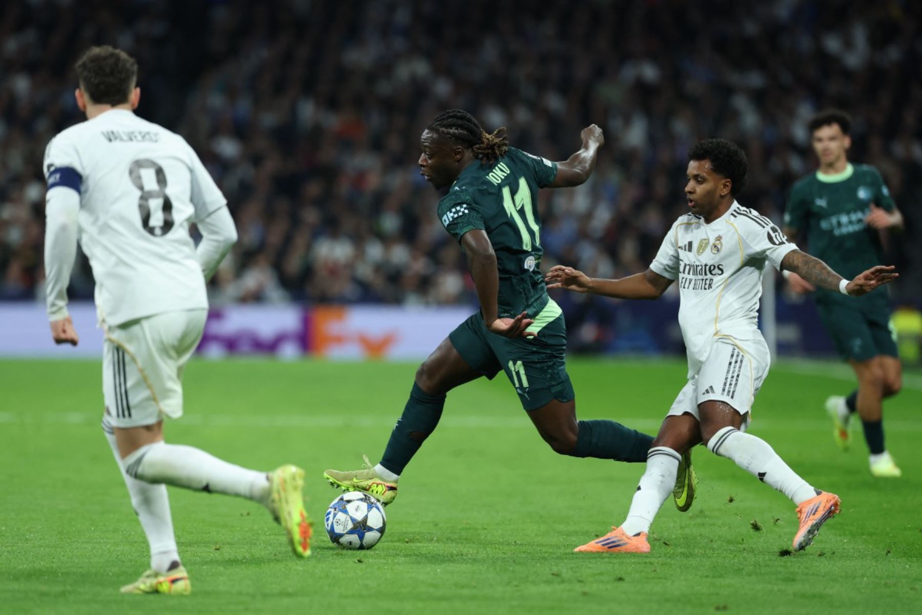 El delantero belga  del Manchester City, Jeremy Doku , disputa el balón con el delantero brasileño del Real Madrid, Rodrygo, durante el partido de la sexta jornada de la fase de liga de la UEFA Champions League entre el Real Madrid CF y el Manchester City en el estadio Santiago Bernabéu de Madrid.
Foto: AFP