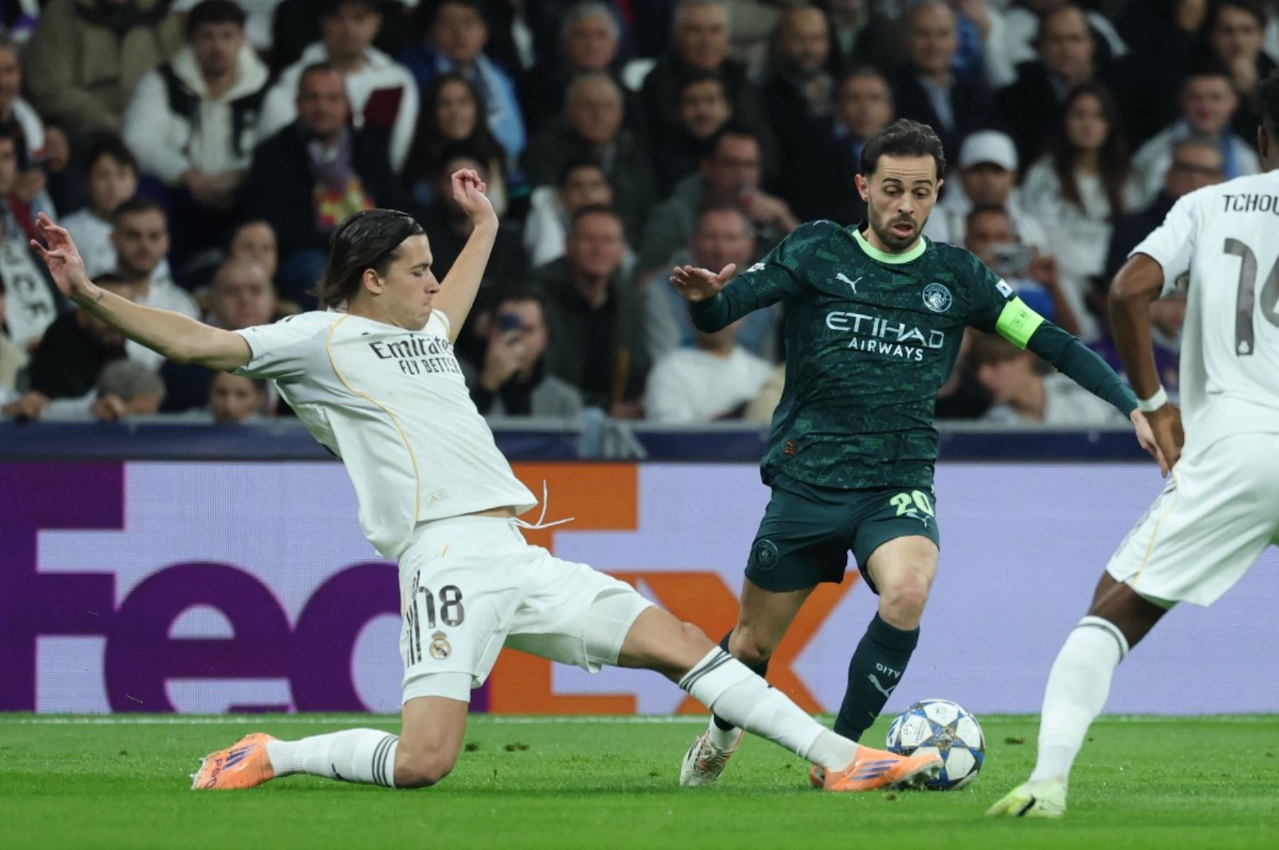 El delantero belga  del Manchester City, Jeremy Doku , disputa el balón con el delantero brasileño del Real Madrid, Rodrygo, durante el partido de la sexta jornada de la fase de liga de la UEFA Champions League entre el Real Madrid CF y el Manchester City en el estadio Santiago Bernabéu de Madrid.
Foto: AFP