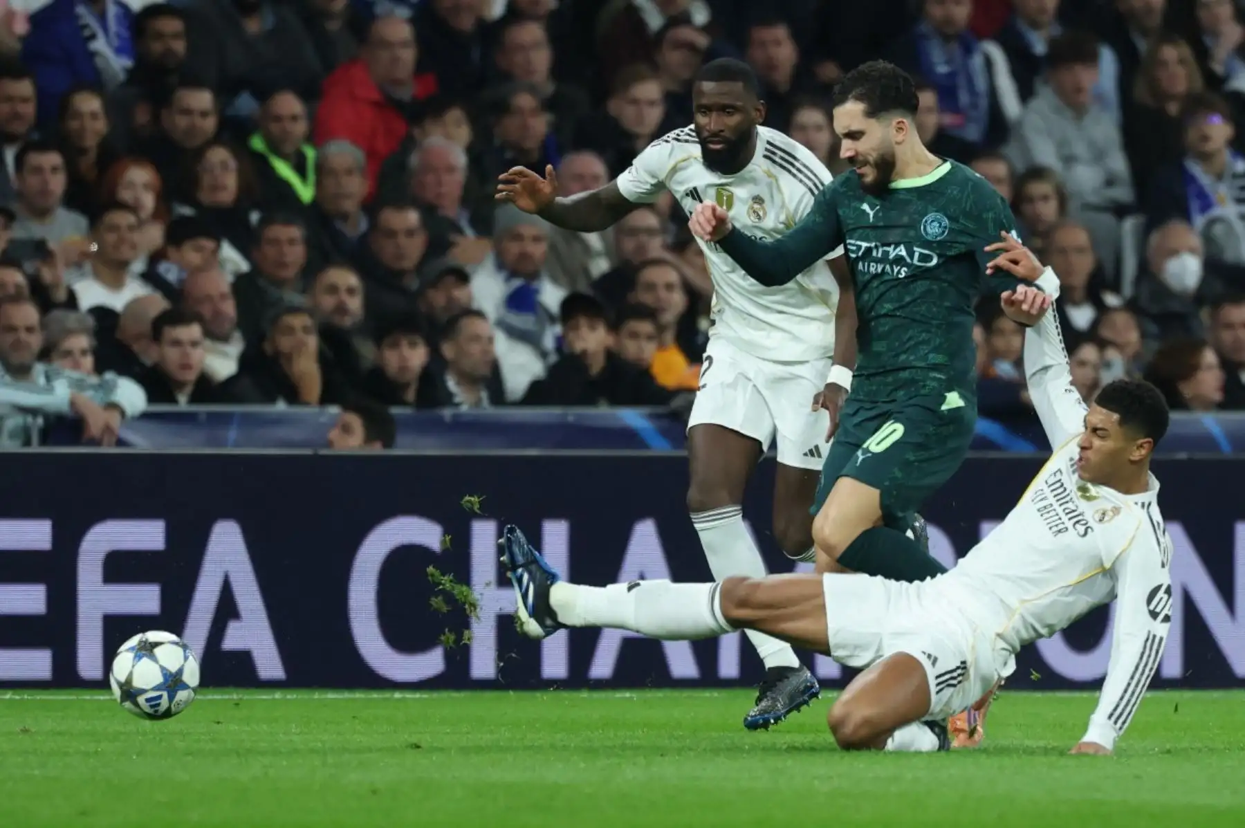 El delantero belga  del Manchester City, Jeremy Doku , disputa el balón con el delantero brasileño del Real Madrid, Rodrygo, durante el partido de la sexta jornada de la fase de liga de la UEFA Champions League entre el Real Madrid CF y el Manchester City en el estadio Santiago Bernabéu de Madrid.
Foto: AFP