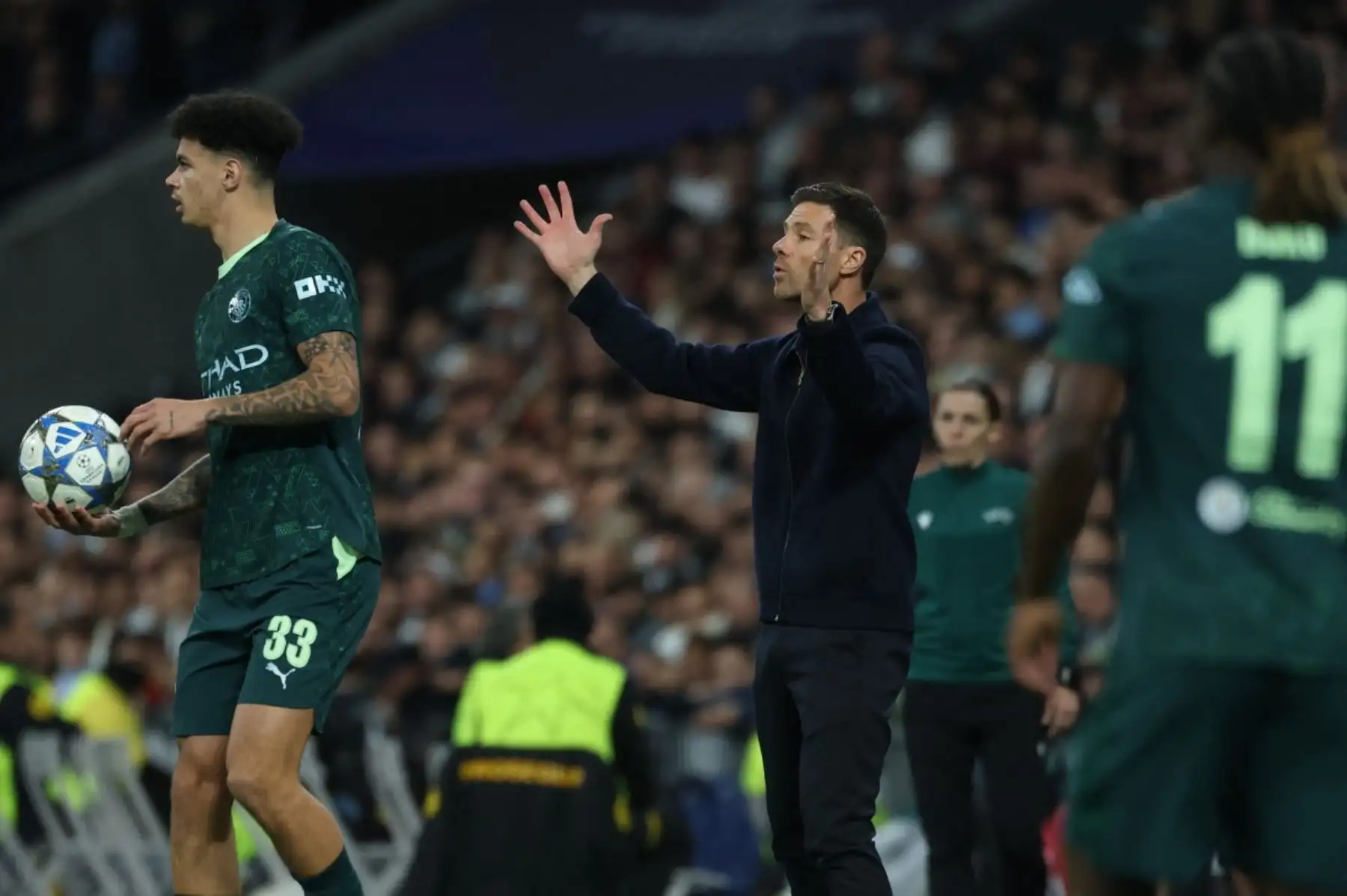El delantero belga  del Manchester City, Jeremy Doku , disputa el balón con el delantero brasileño del Real Madrid, Rodrygo, durante el partido de la sexta jornada de la fase de liga de la UEFA Champions League entre el Real Madrid CF y el Manchester City en el estadio Santiago Bernabéu de Madrid.
Foto: AFP