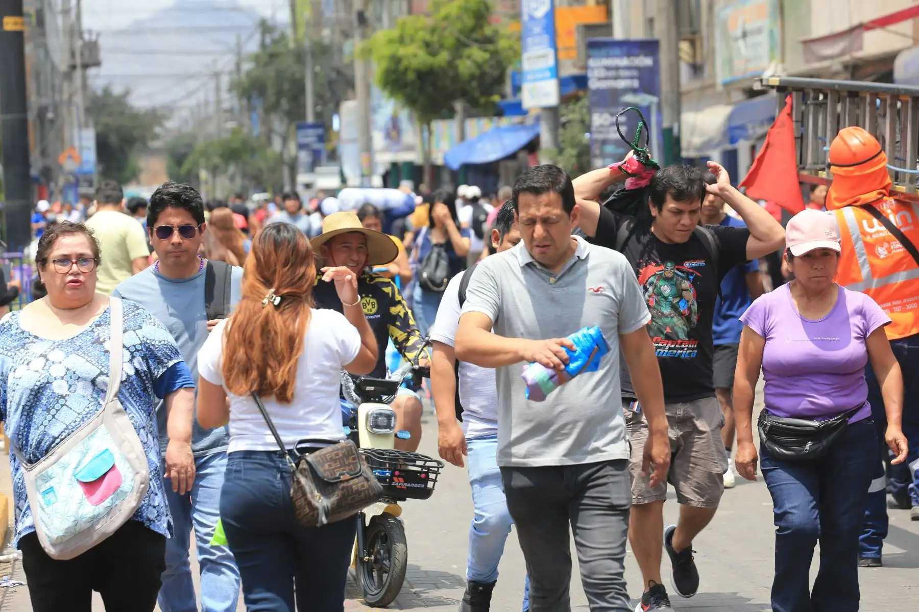 Cada día el emporio comercial de Gamarra recibe a miles de peruanos que llegan en busca de sus compras navideñas. Foto: ANDINA/Héctor Vinces