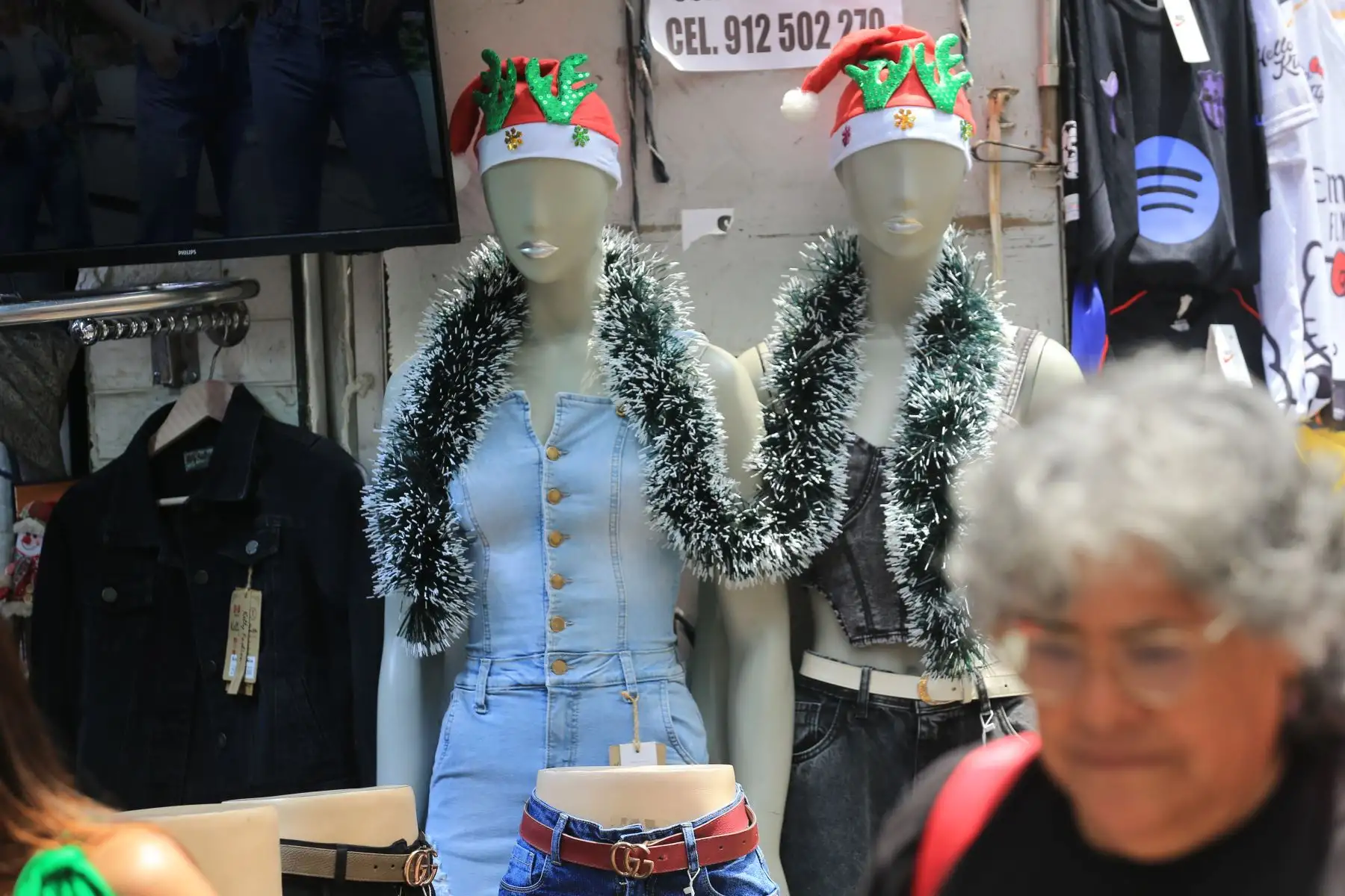 La oferta de prendas es variada y con precios módicos. Foto: ANDINA/Héctor Vinces