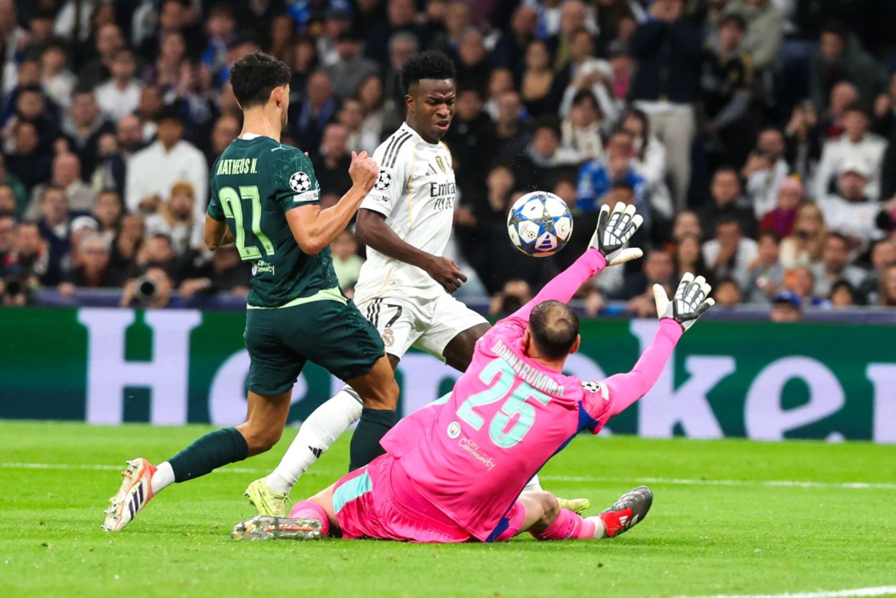 El delantero brasileño del Real Madrid  Vinicius Junior  no logra marcar ante el portero italiano del Manchester City, Gianluigi Donnarumma, durante el partido de la sexta jornada de la fase de liga de la UEFA Champions League entre el Real Madrid CF y el Manchester City en el estadio Santiago Bernabéu de Madrid.
Foto: AFP