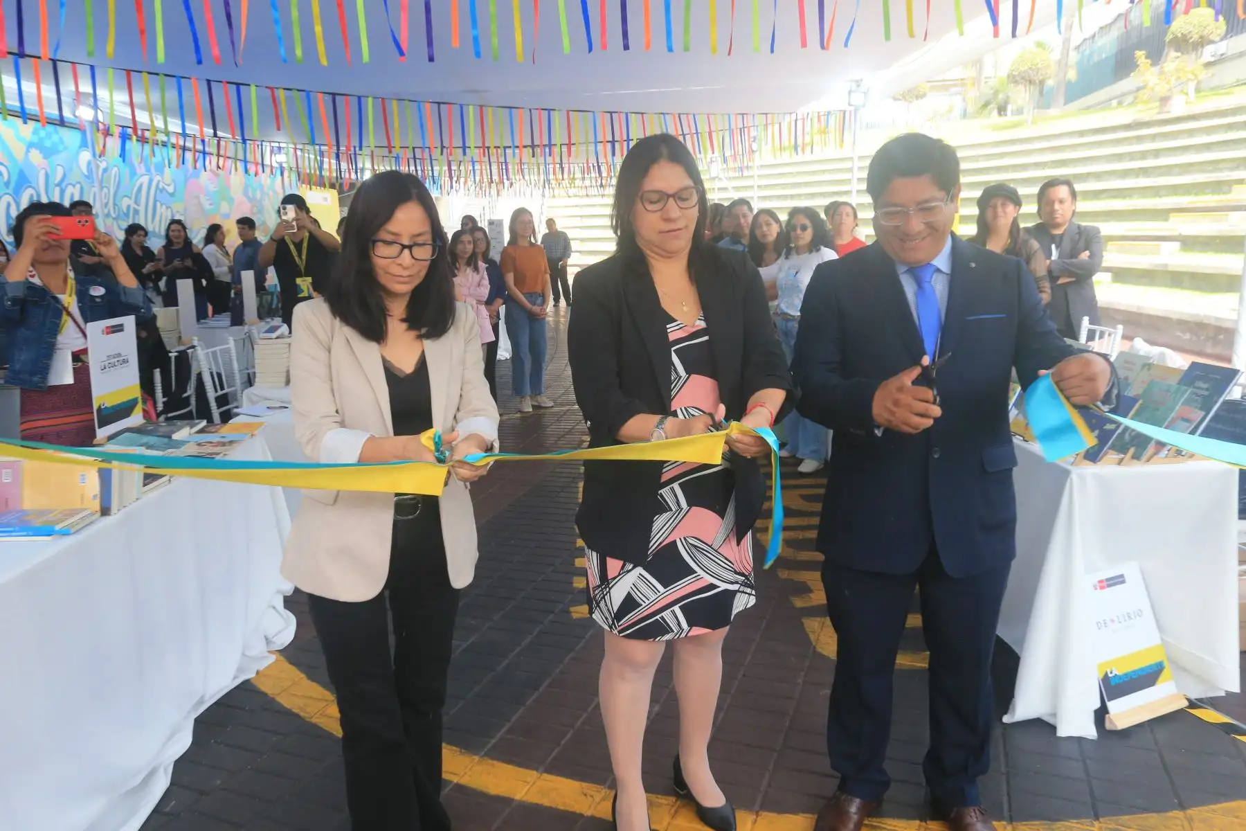 La octava edición de “La Independiente. Feria de Editoriales Peruanas”, organizada por el Ministerio de Cultura, se inauguró en el anfiteatro de la Biblioteca Nacional del Perú.
Foto: ANDINA/Héctor Vinces